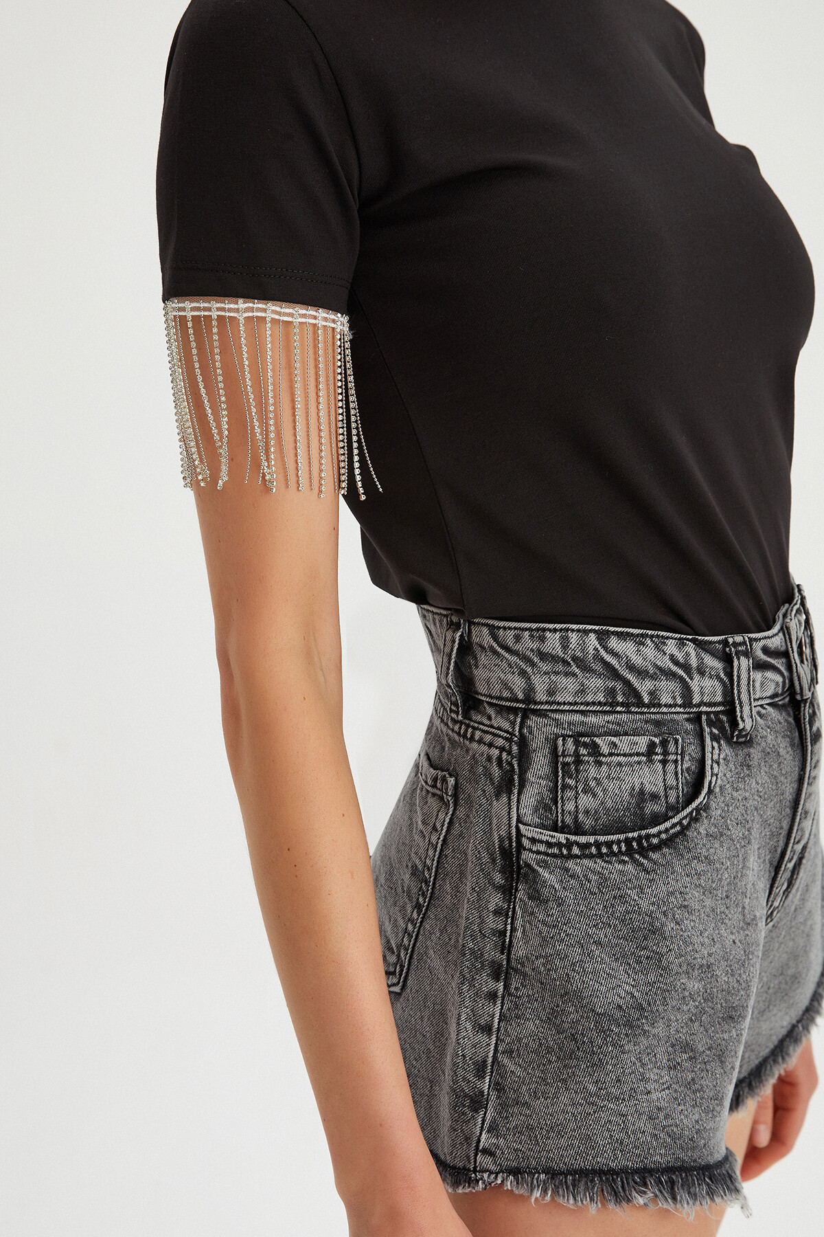 Kadın Kolları Zincir Detaylı Basic T-Shirt