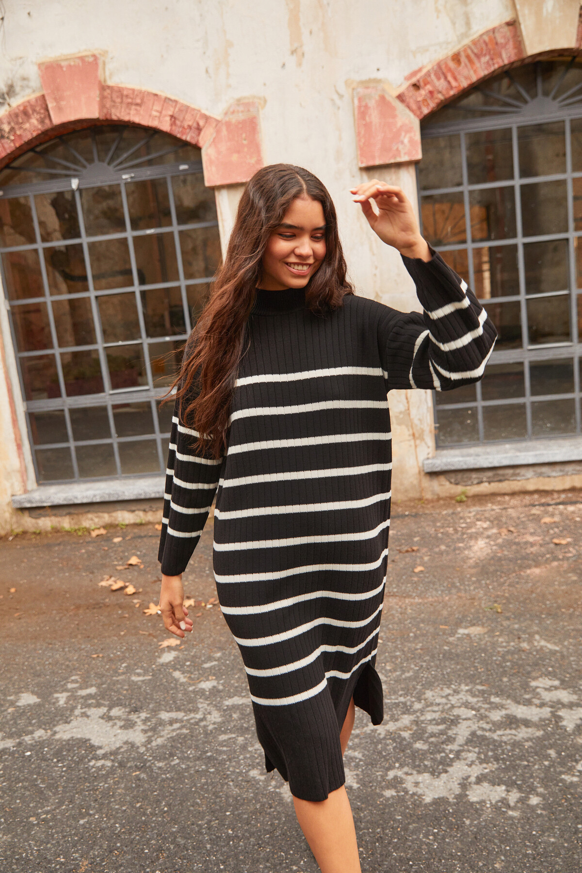 Kadın Siyah Çizgili Desen Dik Yaka RIB Örme Yandan Yırtmaçlı Uzun Salaş Triko Elbise