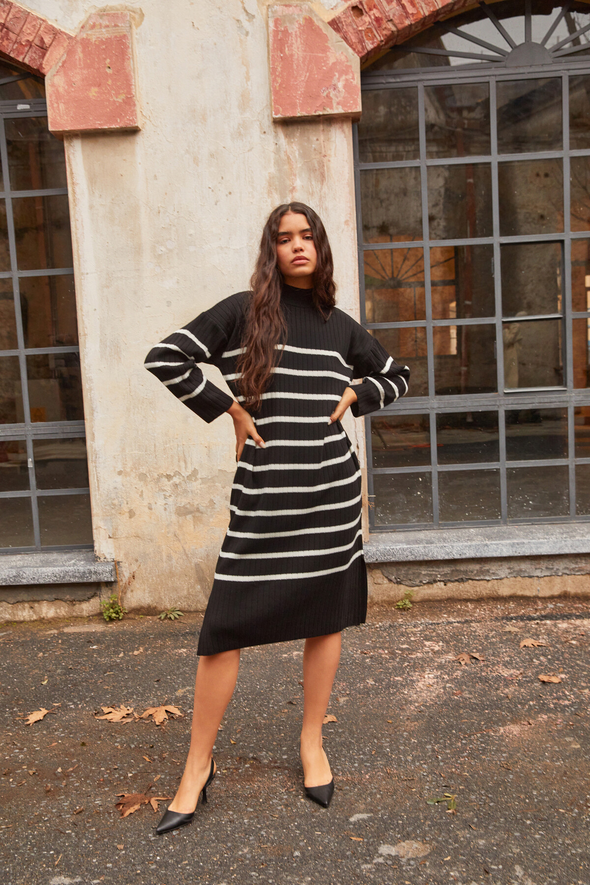 Kadın Siyah Çizgili Desen Dik Yaka RIB Örme Yandan Yırtmaçlı Uzun Salaş Triko Elbise