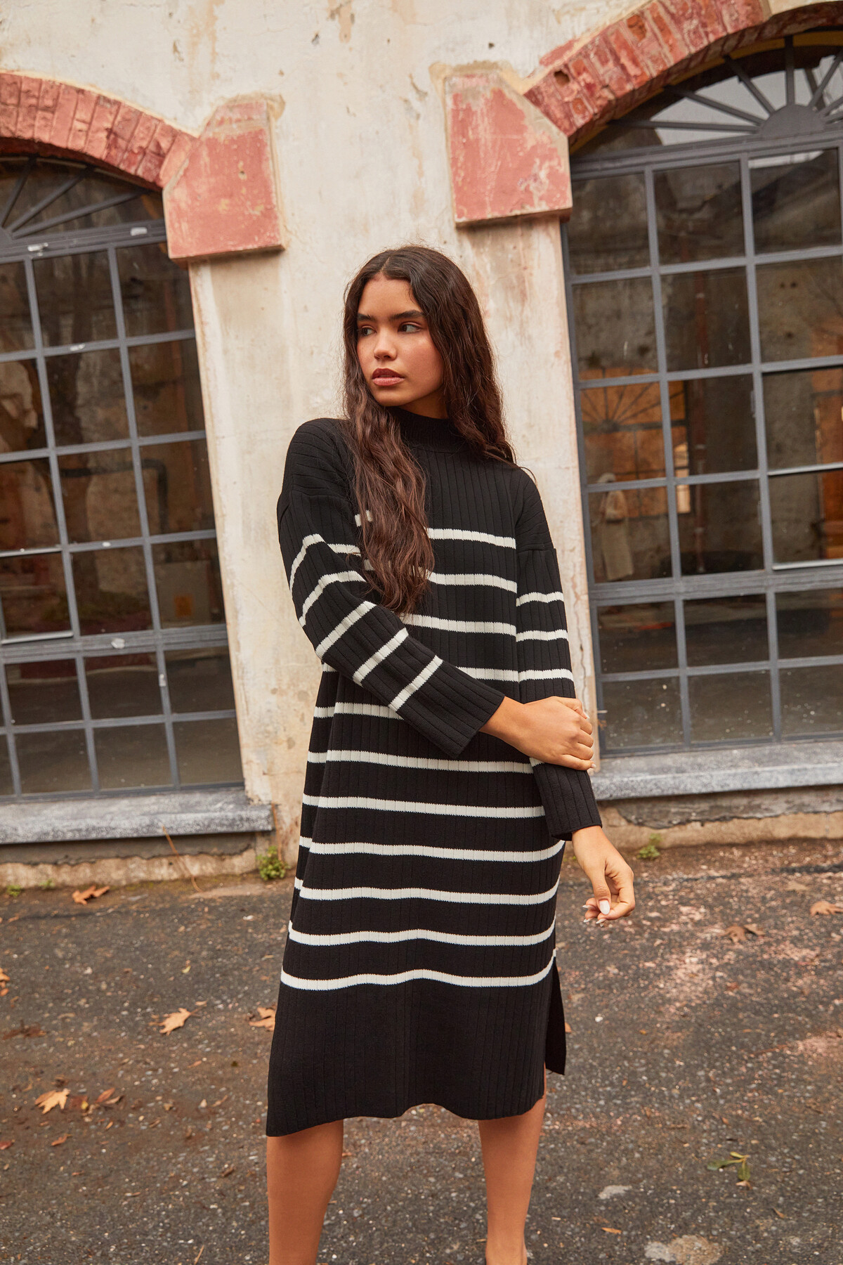 Kadın Siyah Çizgili Desen Dik Yaka RIB Örme Yandan Yırtmaçlı Uzun Salaş Triko Elbise