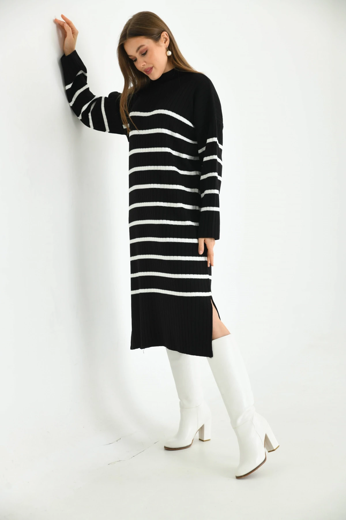 Kadın Siyah Çizgili Desen Dik Yaka RIB Örme Yandan Yırtmaçlı Uzun Salaş Triko Elbise