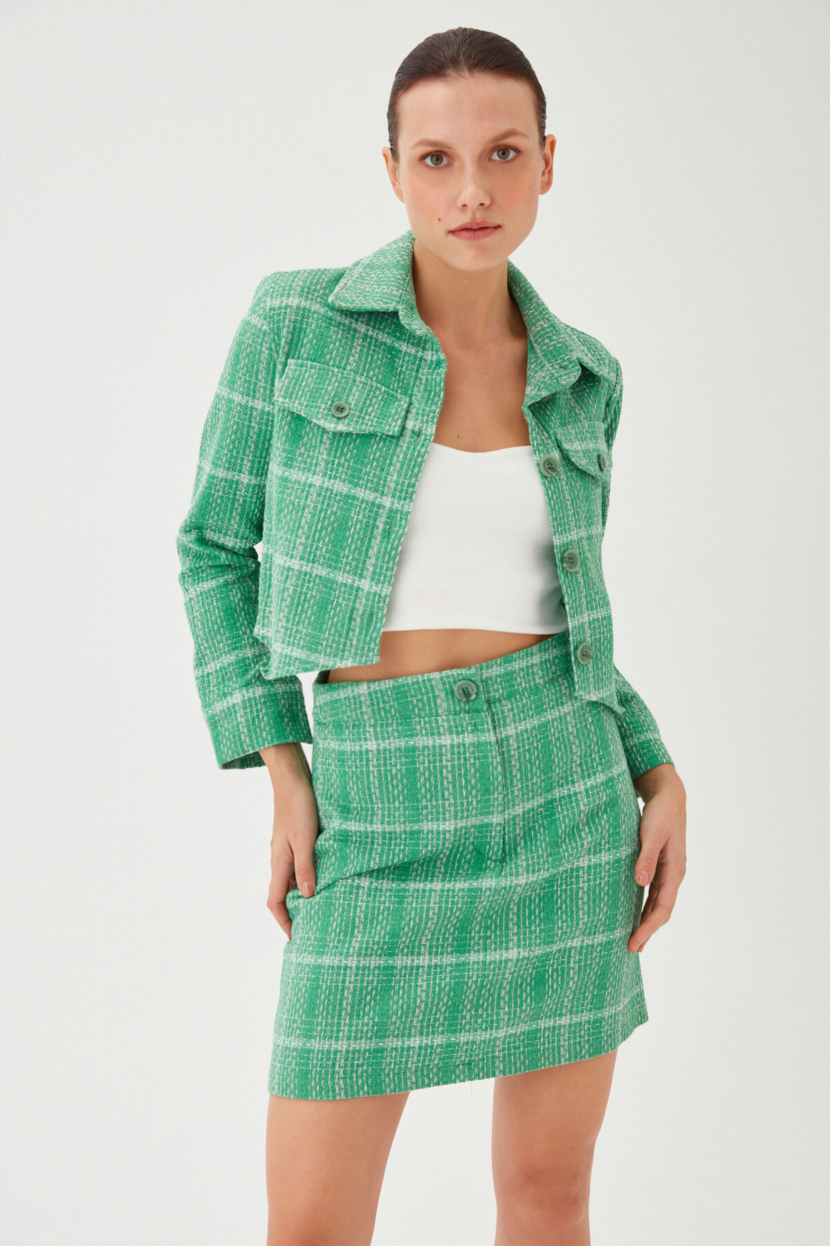 Kadın Yeşil Ekose Desen Dokulu Kumaş Düğme Detaylı Kısa Blazer Ceket Etek Takım