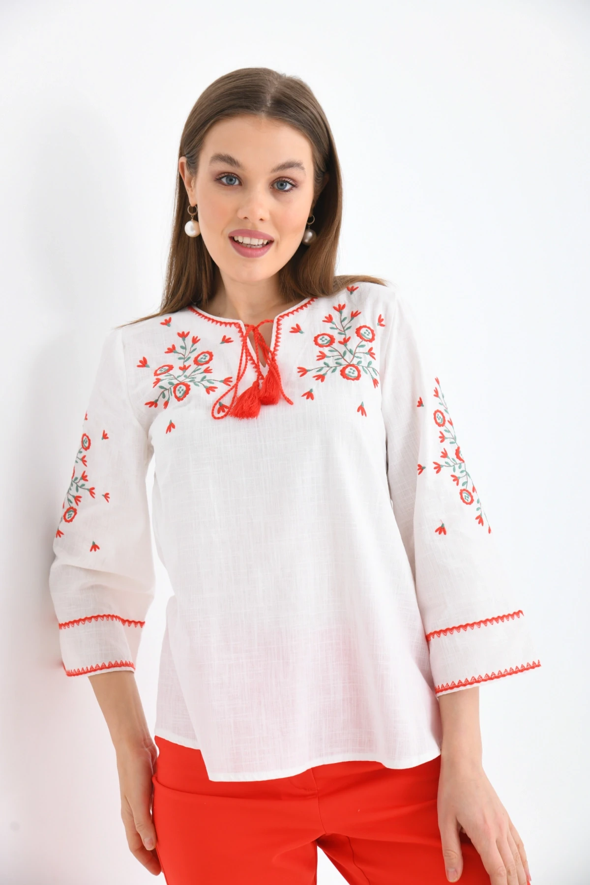 Bisiklet Yaka Bağlama Detay Etnik Nakışlı Bluz