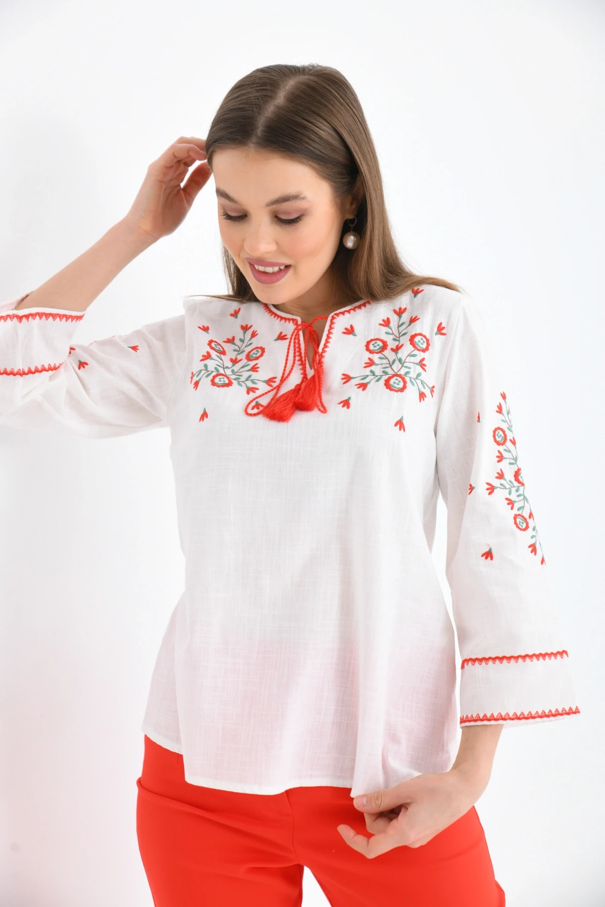 Bisiklet Yaka Bağlama Detay Etnik Nakışlı Bluz