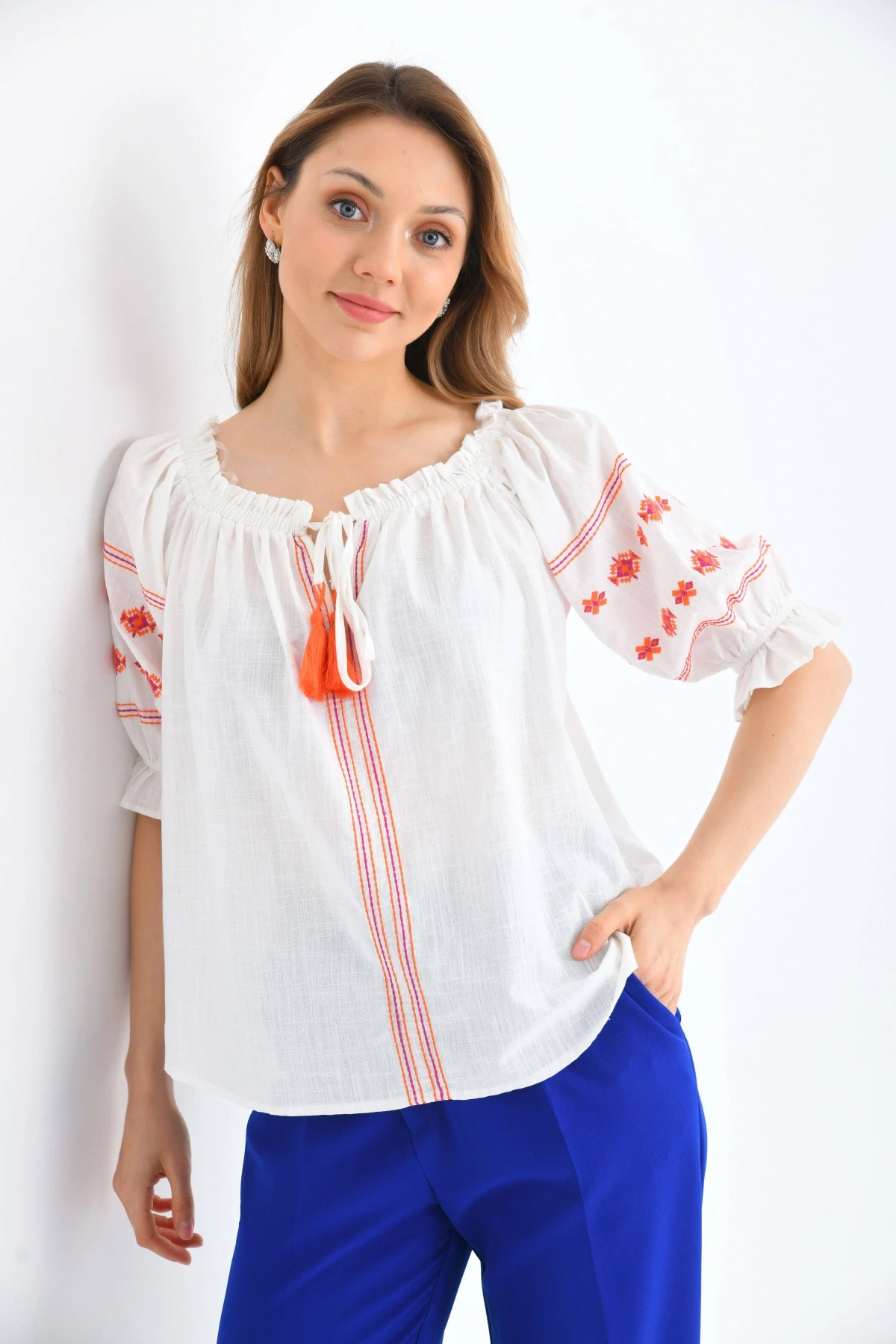 Madonna Yaka Nakış Detay Balon Kol Kısa Bluz