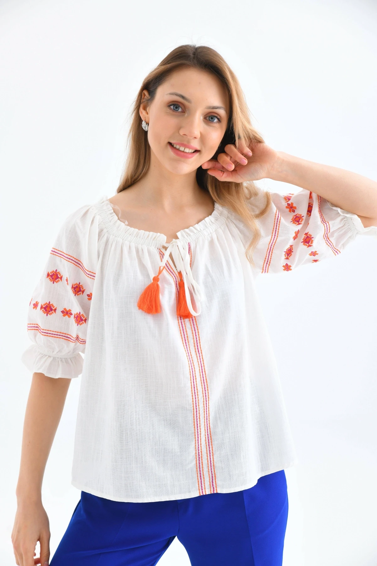 Madonna Yaka Nakış Detay Balon Kol Kısa Bluz