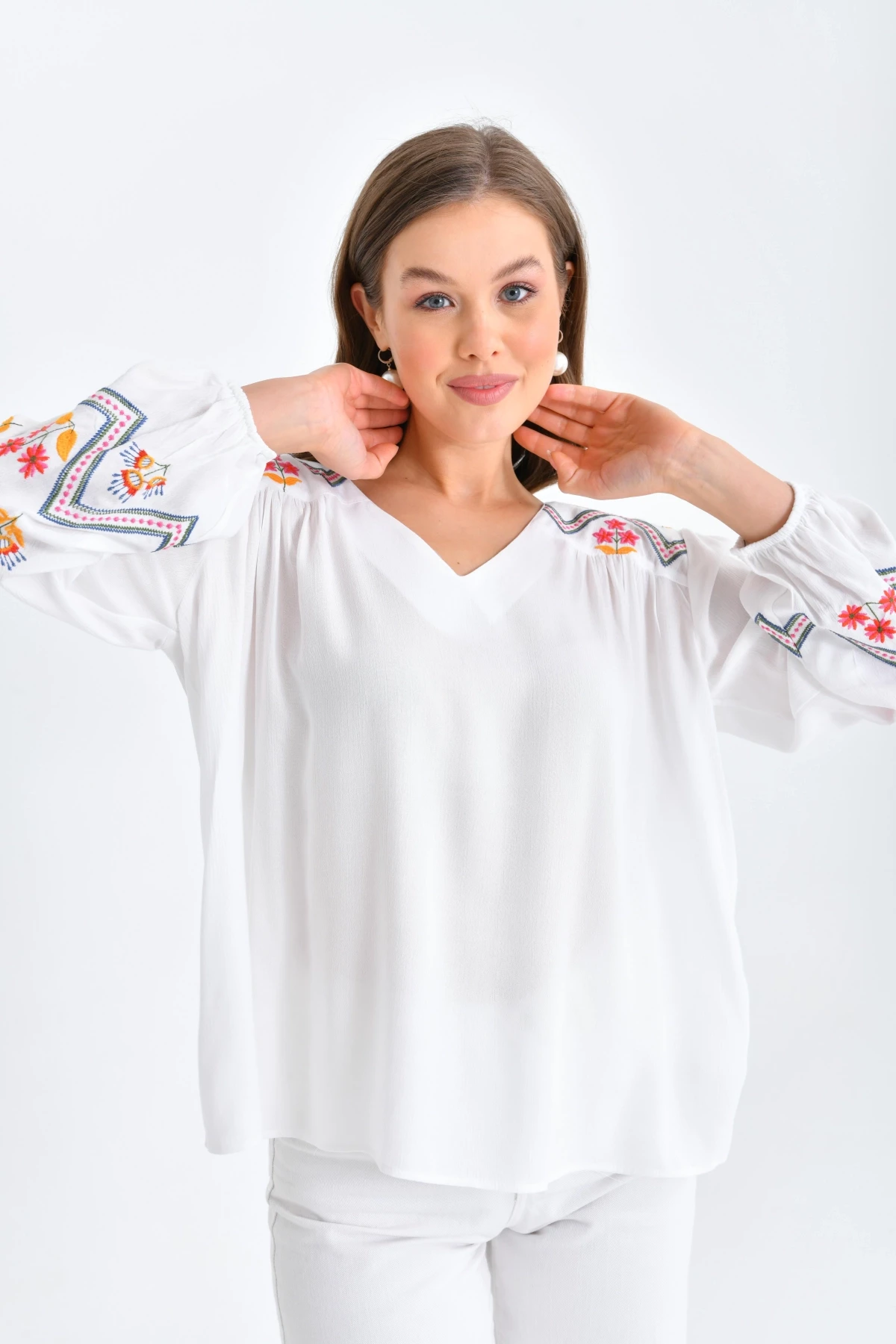 V Yaka Nakış Detaylı Salaş Dokuma Bluz