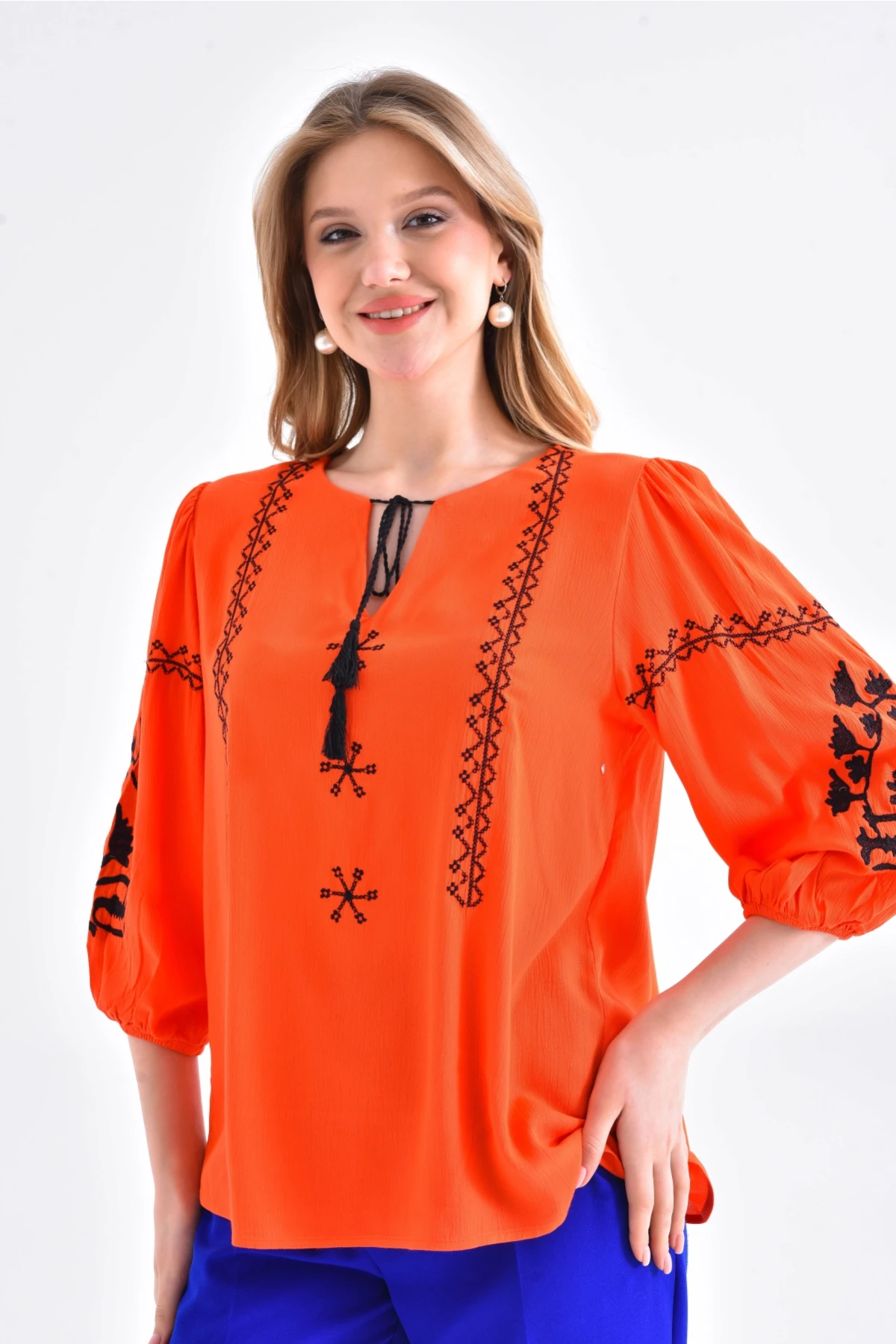 Kadın Nakış İşelmeli Bağcıklı Uzun Kol Dokuma Bluz