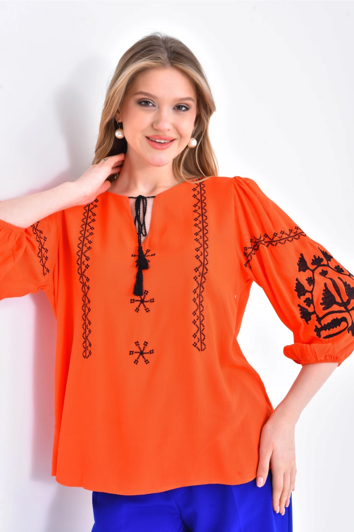 Kadın Nakış İşelmeli Bağcıklı Uzun Kol Dokuma Bluz