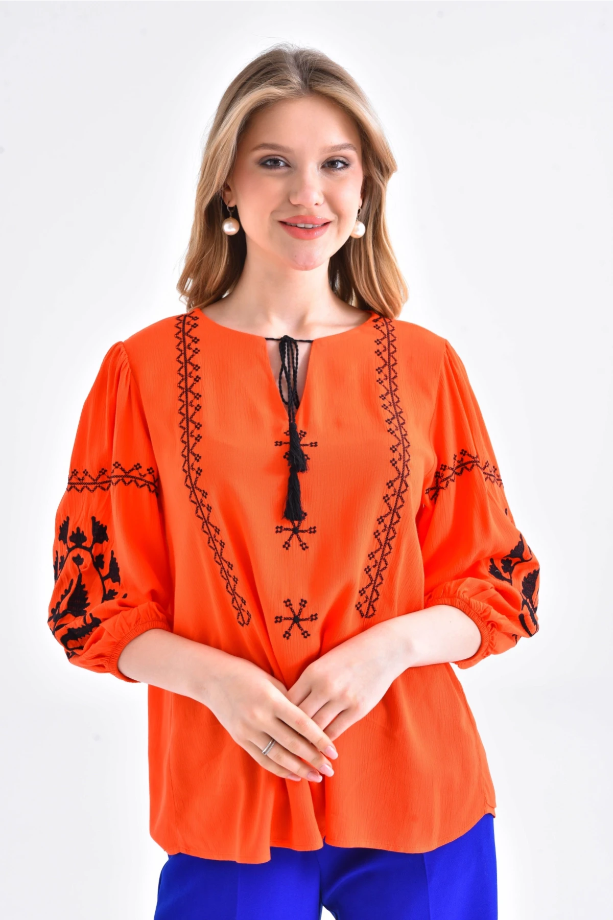 Kadın Nakış İşelmeli Bağcıklı Uzun Kol Dokuma Bluz