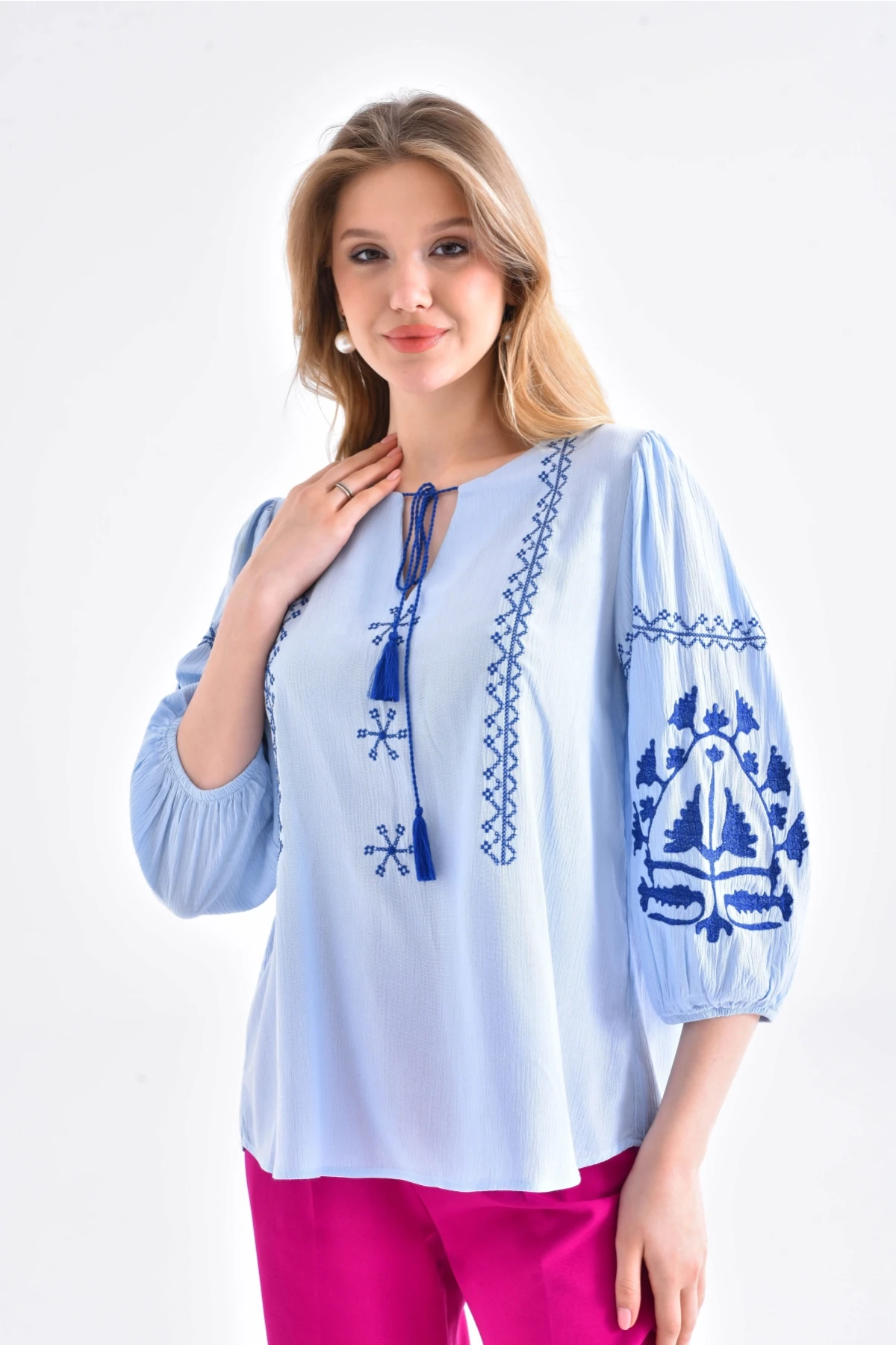 Kadın Nakış İşelmeli Bağcıklı Uzun Kol Dokuma Bluz