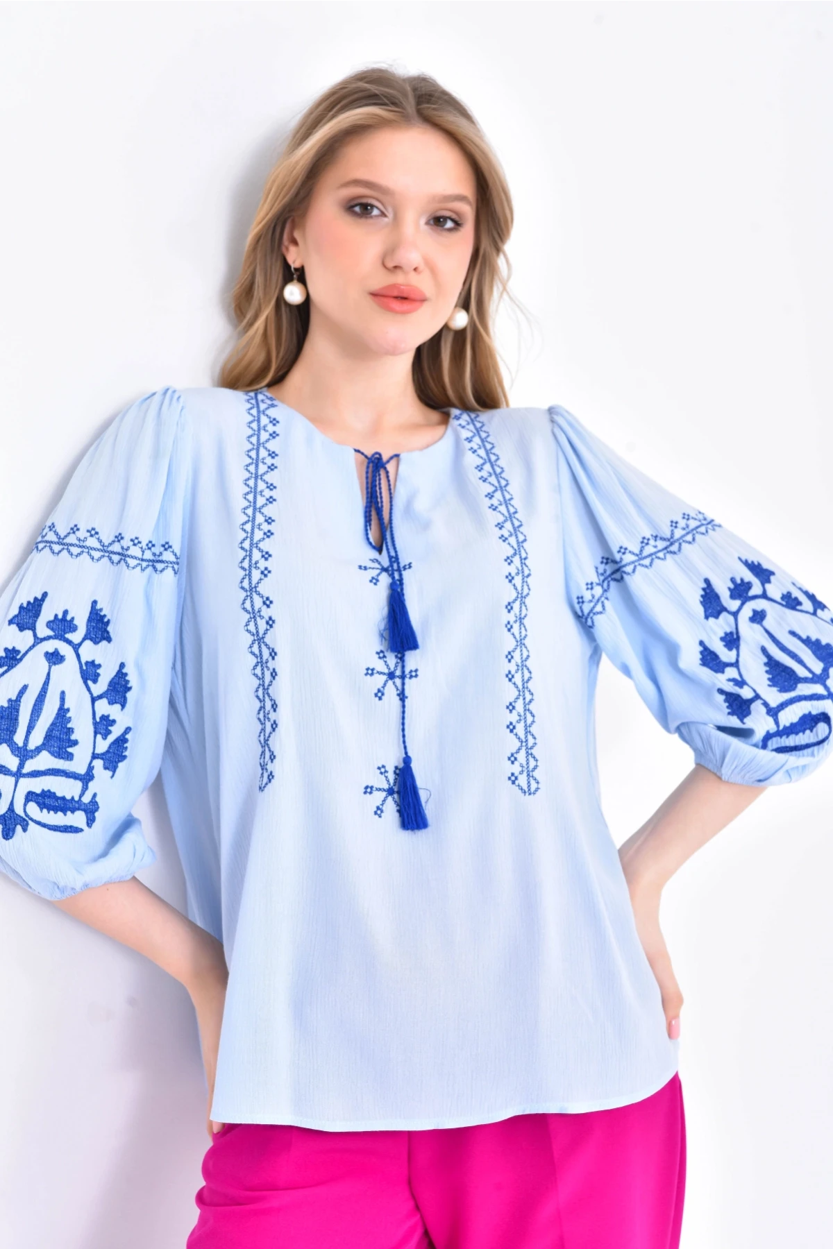 Kadın Nakış İşelmeli Bağcıklı Uzun Kol Dokuma Bluz