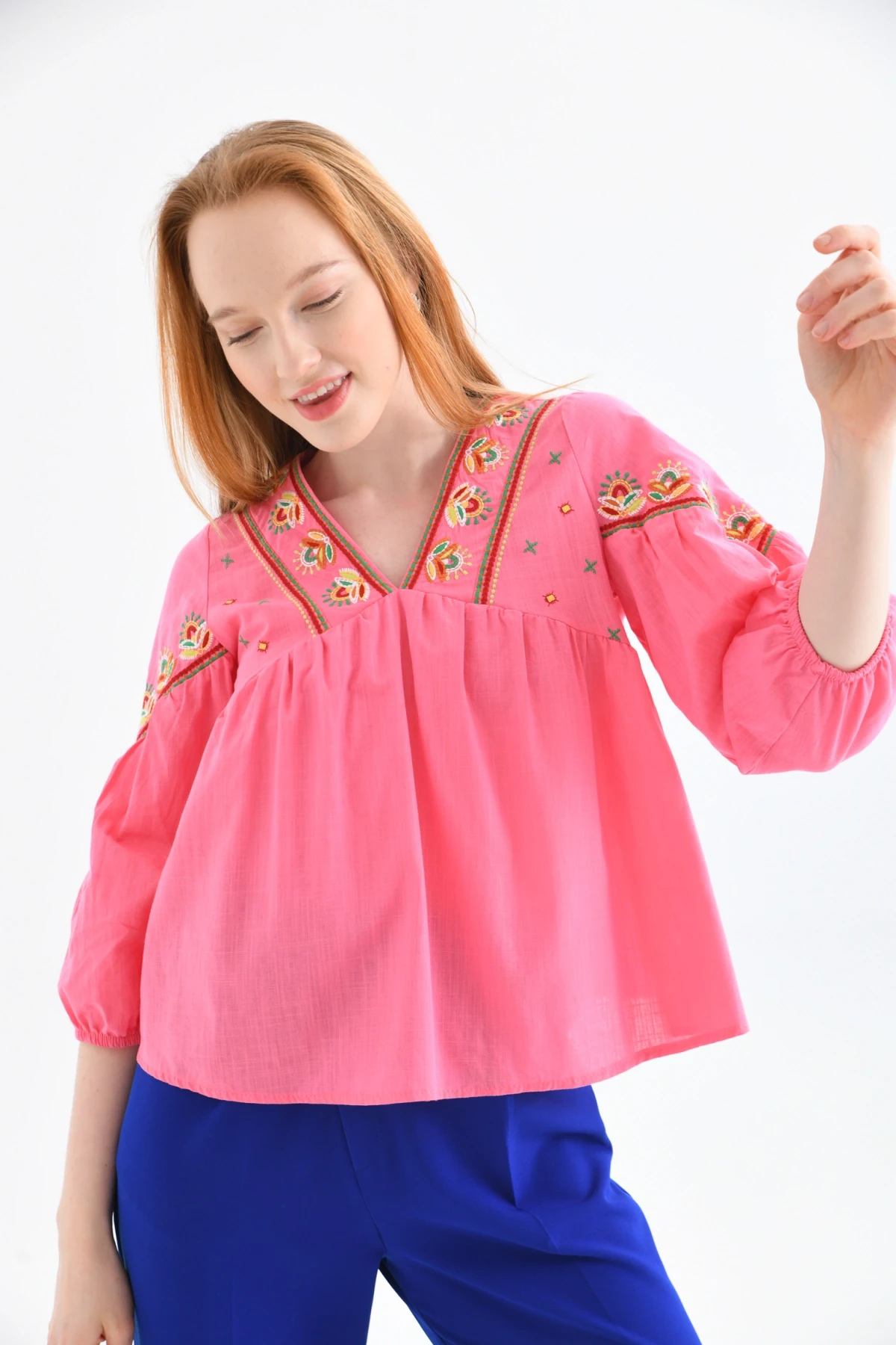 V Yaka Nakış Detaylı Salaş Dokuma Bluz