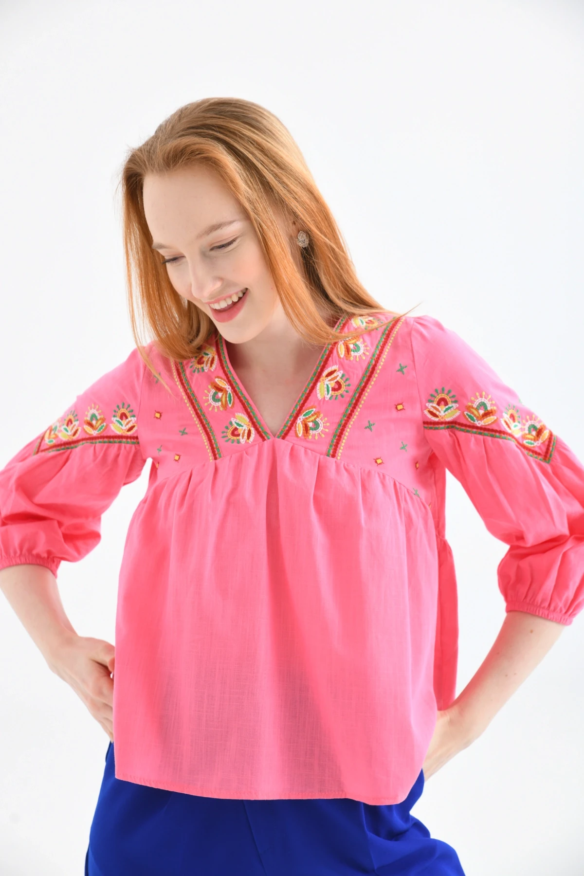 V Yaka Nakış Detaylı Salaş Dokuma Bluz