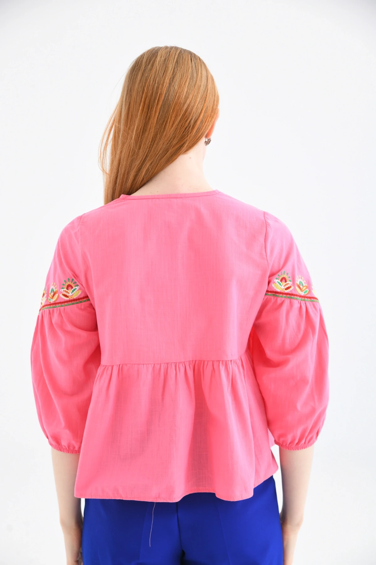 V Yaka Nakış Detaylı Salaş Dokuma Bluz