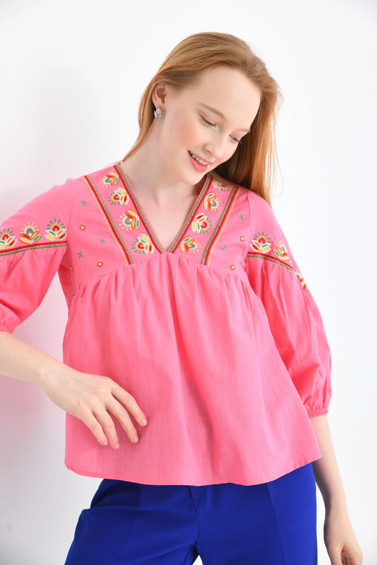 V Yaka Nakış Detaylı Salaş Dokuma Bluz