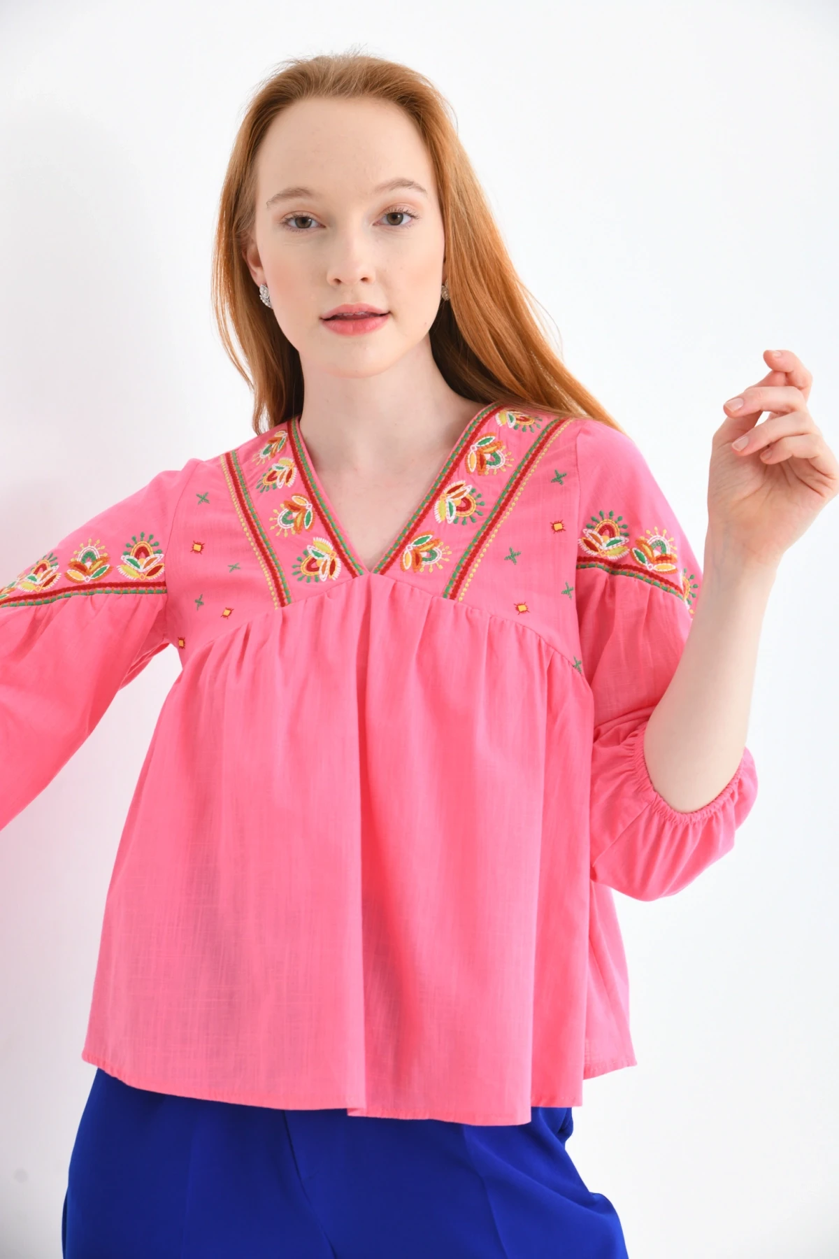 V Yaka Nakış Detaylı Salaş Dokuma Bluz