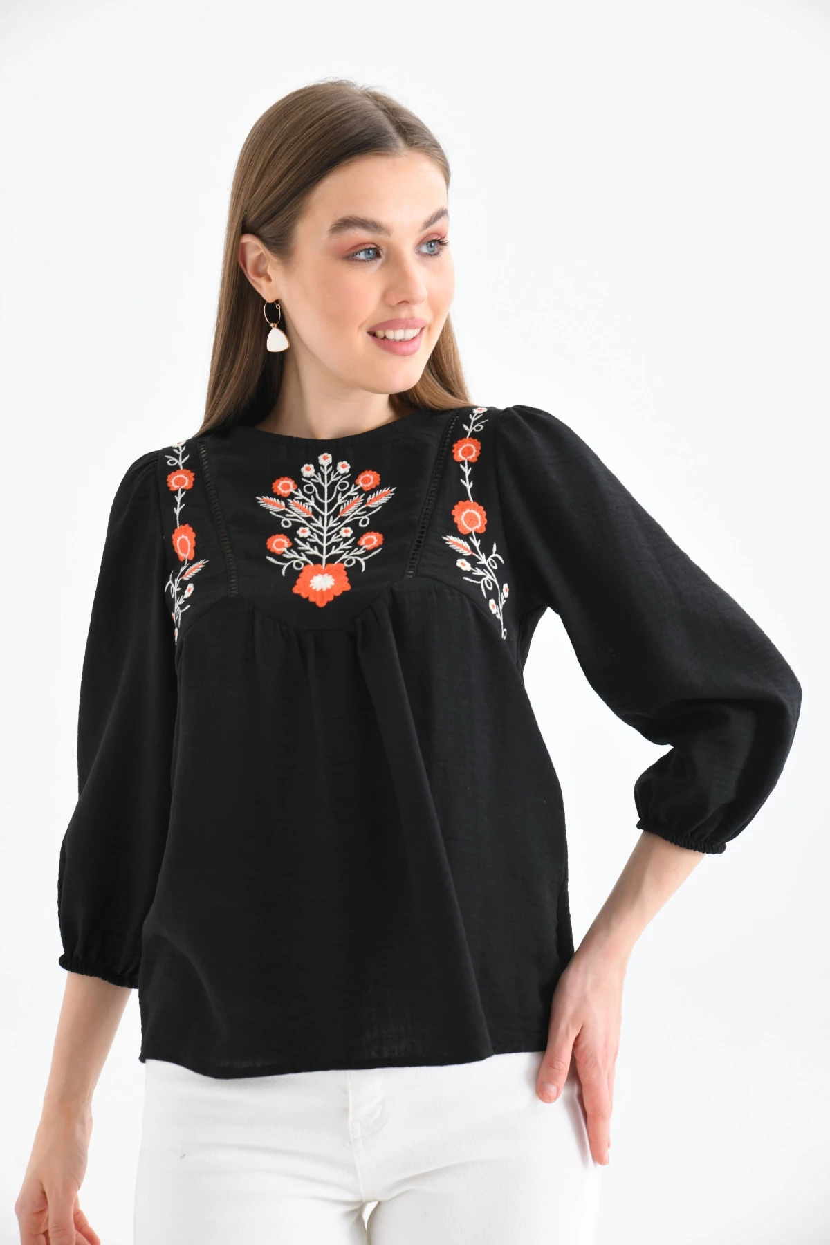 Kadın Siyah Bisiklet Yaka Balon Kol Nakışlı Aerobin Dokuma Bluz