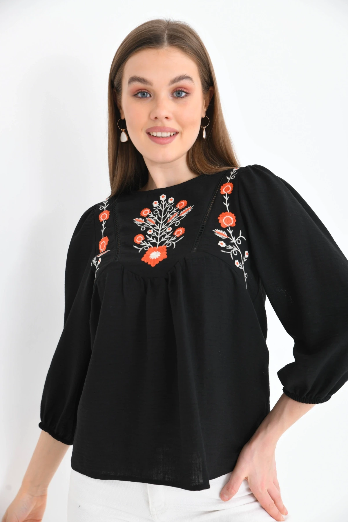 Kadın Siyah Bisiklet Yaka Balon Kol Nakışlı Aerobin Dokuma Bluz