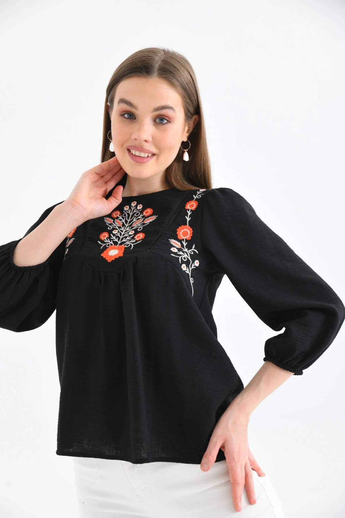 Kadın Siyah Bisiklet Yaka Balon Kol Nakışlı Aerobin Dokuma Bluz