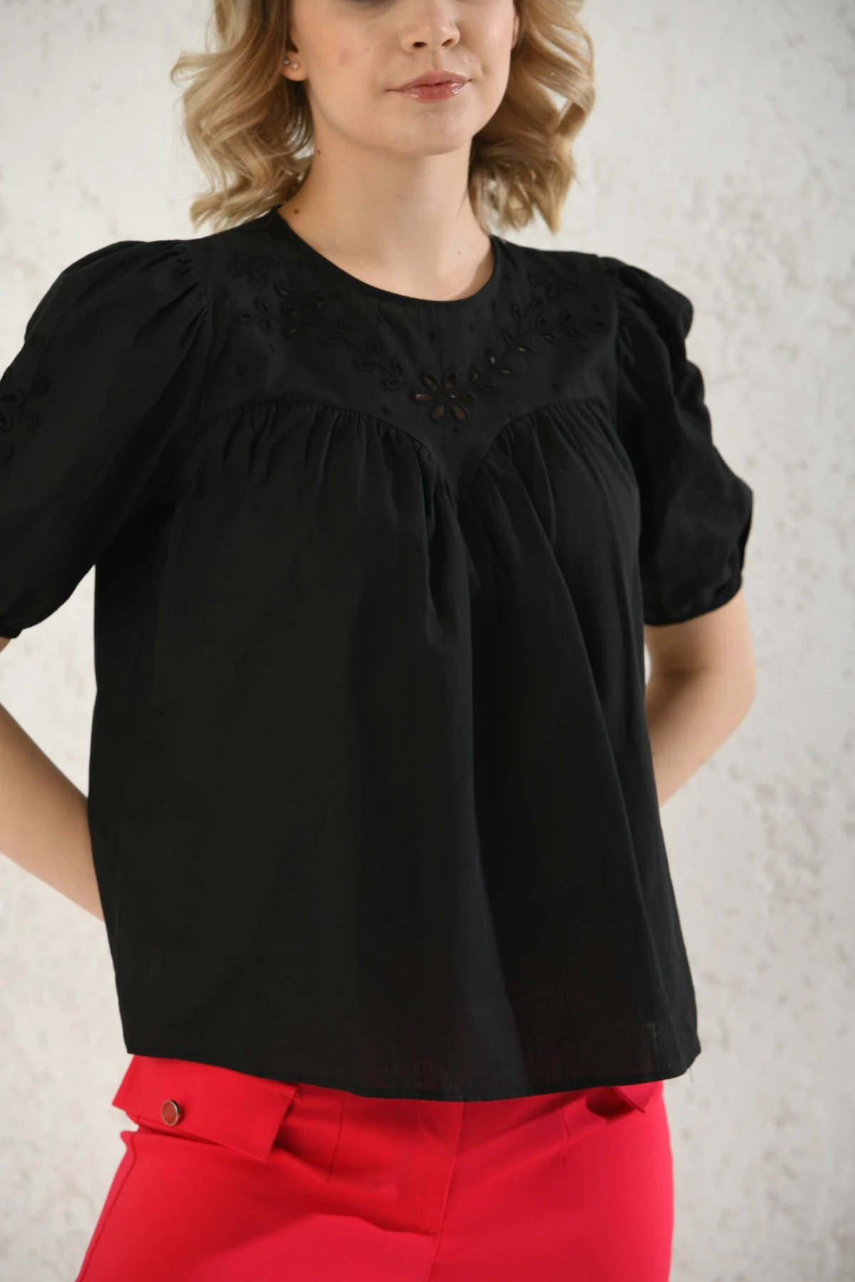 Bisiklet Yaka Nakış İşlemeli Keten Gömlek