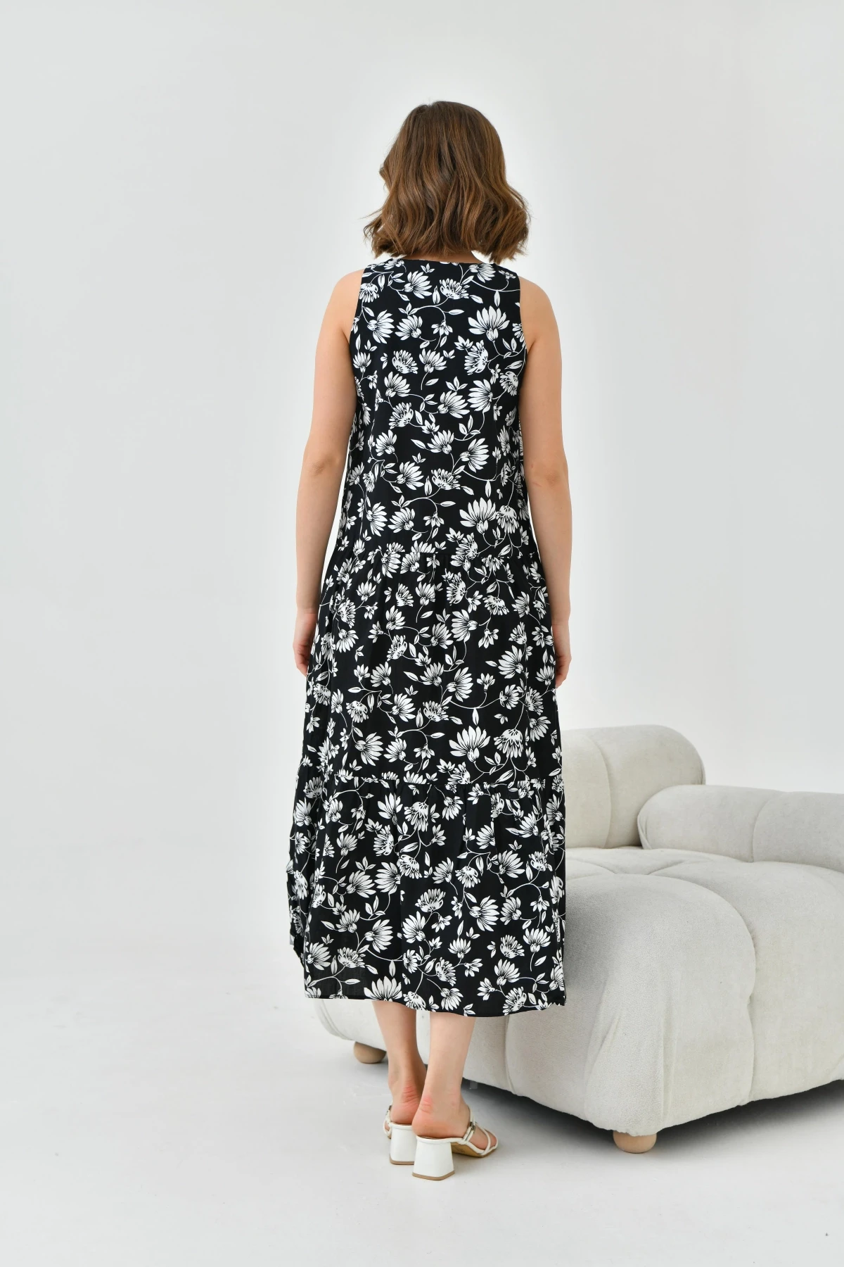 Kadın Siyah Çiçek Desenli Volan  Detaylı Kolsuz Dokuma Elbise