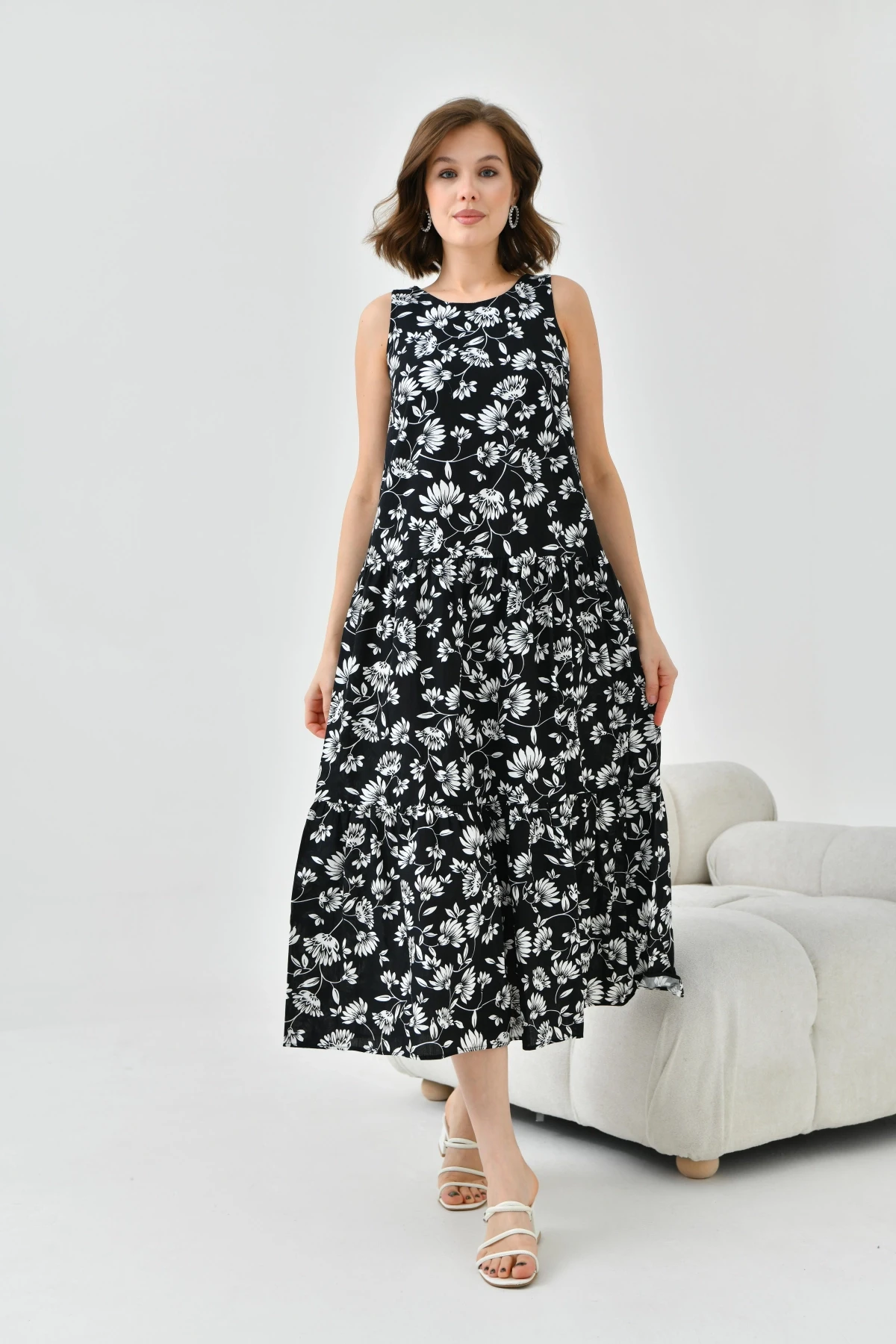 Kadın Siyah Çiçek Desenli Volan  Detaylı Kolsuz Dokuma Elbise