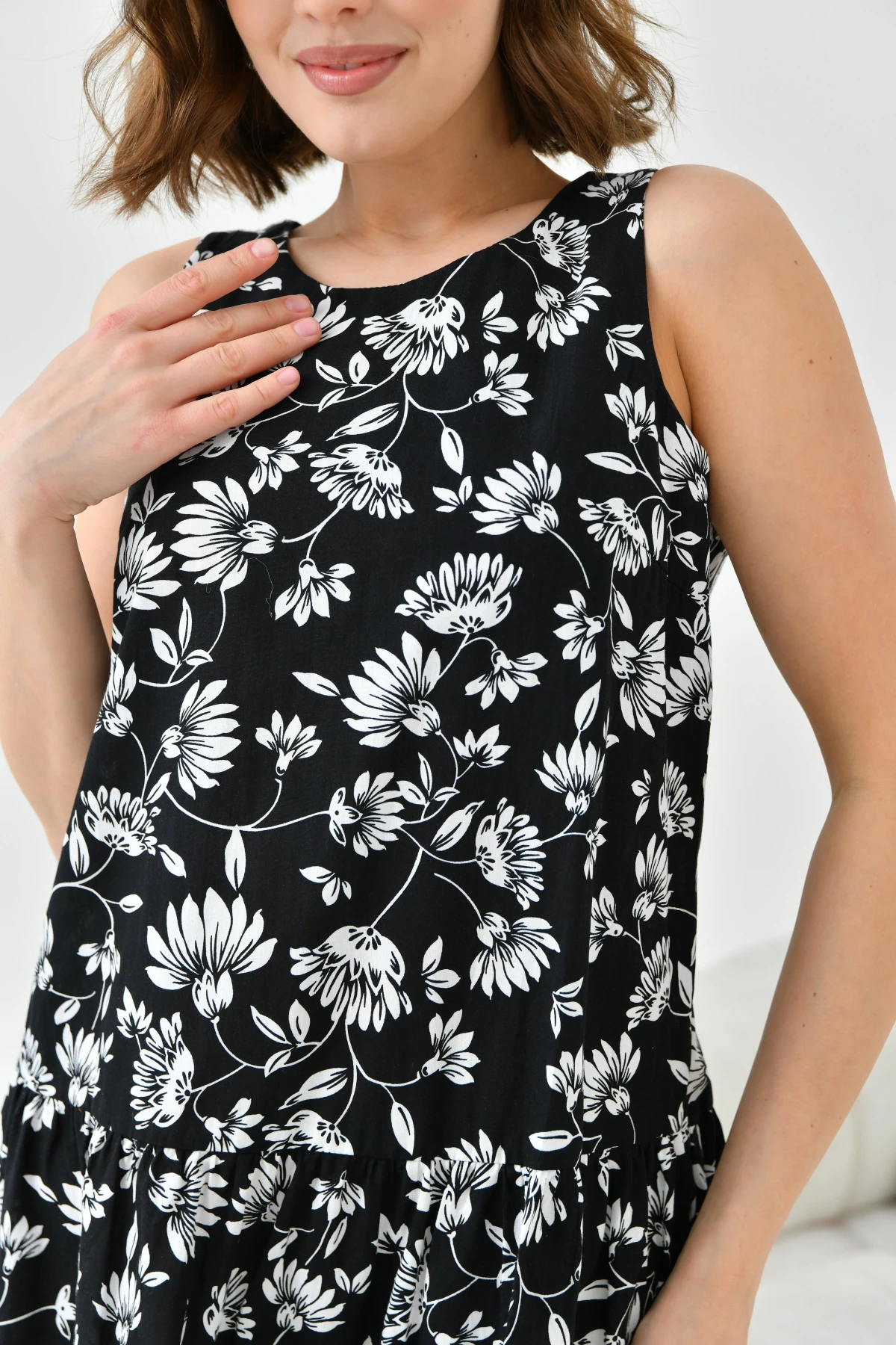 Kadın Siyah Çiçek Desenli Volan  Detaylı Kolsuz Dokuma Elbise