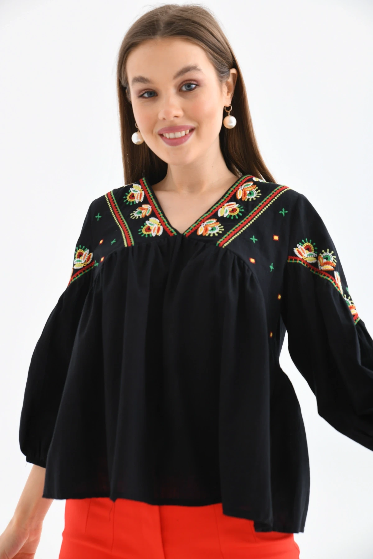 V Yaka Nakış Detaylı Salaş Dokuma Bluz