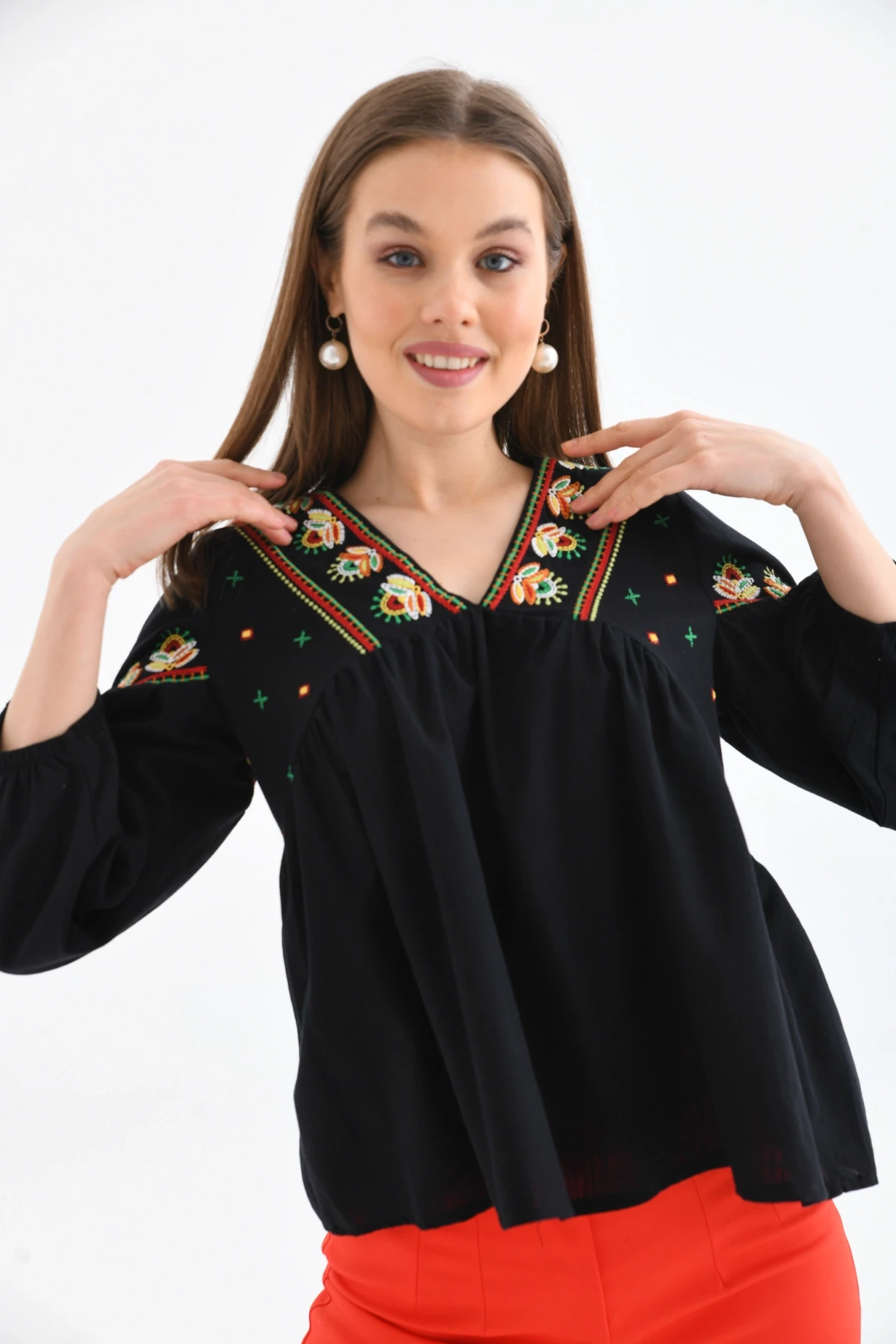 V Yaka Nakış Detaylı Salaş Dokuma Bluz