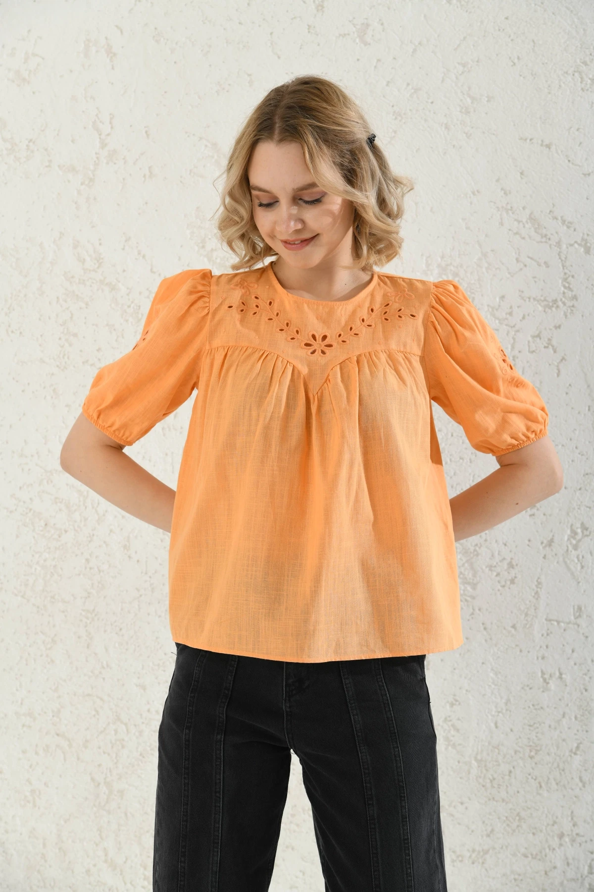 Bisiklet Yaka Nakış İşlemeli Keten Gömlek