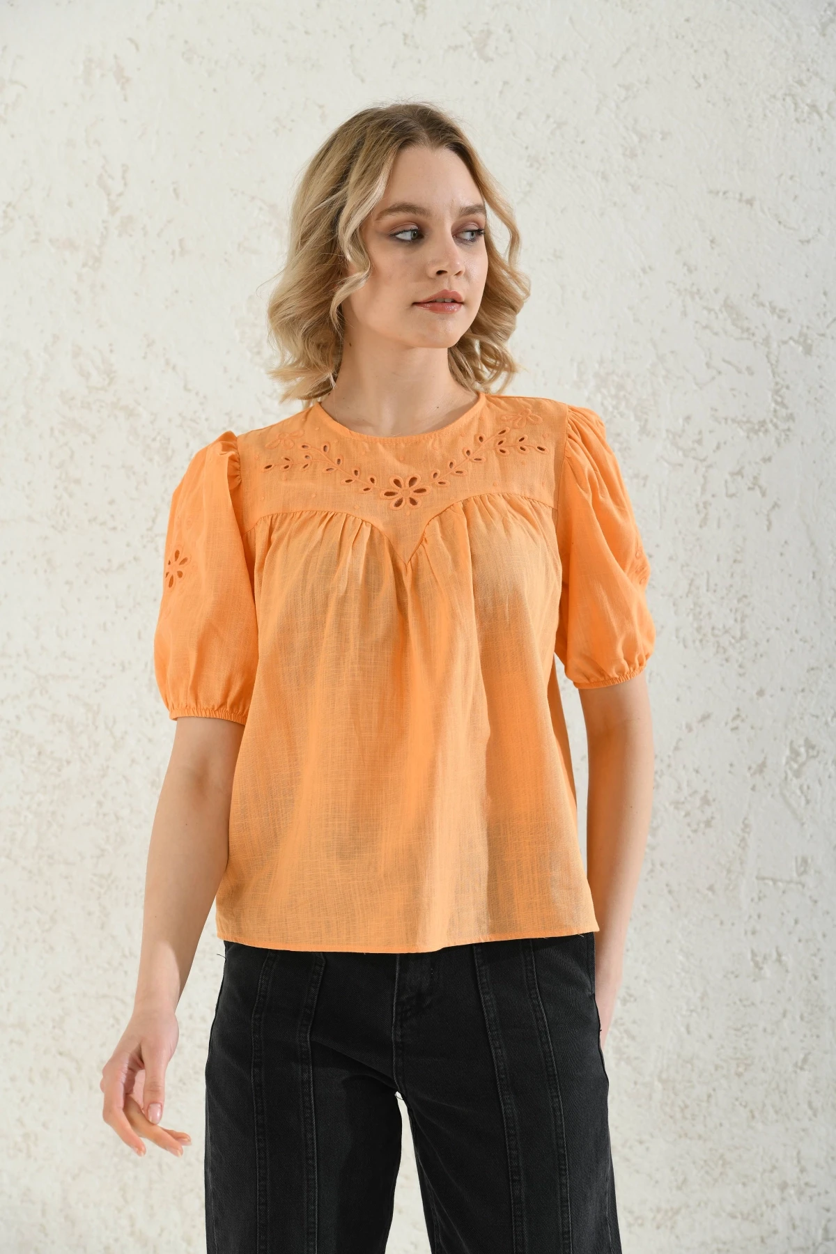 Bisiklet Yaka Nakış İşlemeli Keten Gömlek