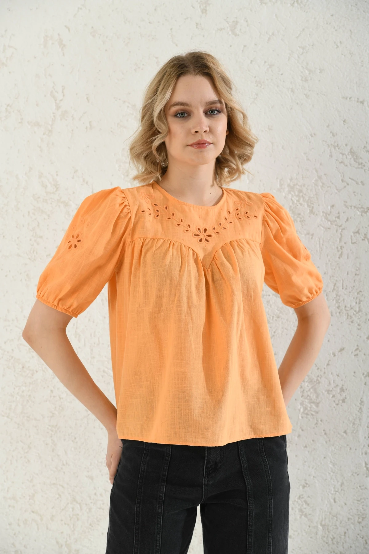 Bisiklet Yaka Nakış İşlemeli Keten Gömlek