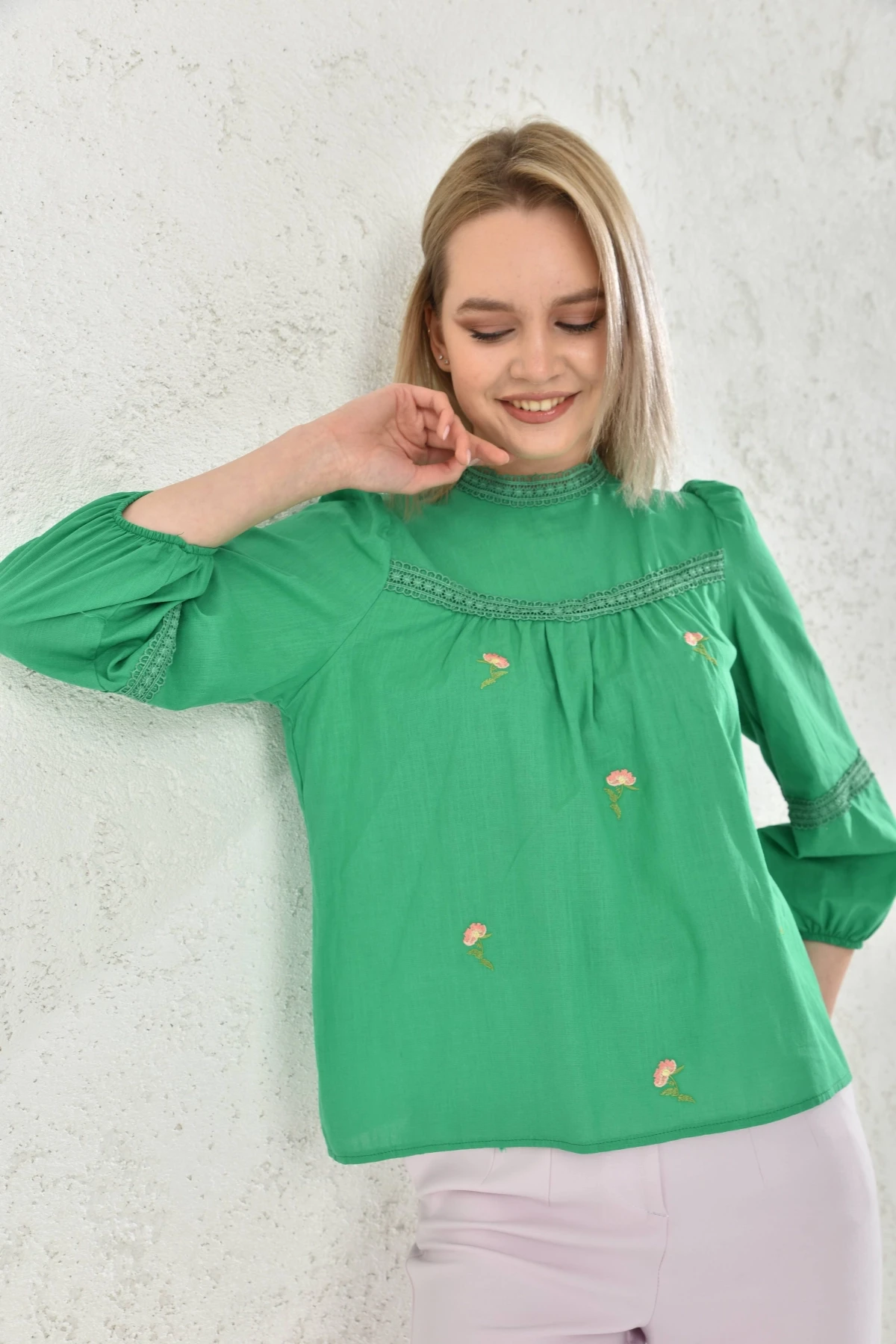 Kadın Uzun Kol Güpür Detay Nakışlı Keten Bluz