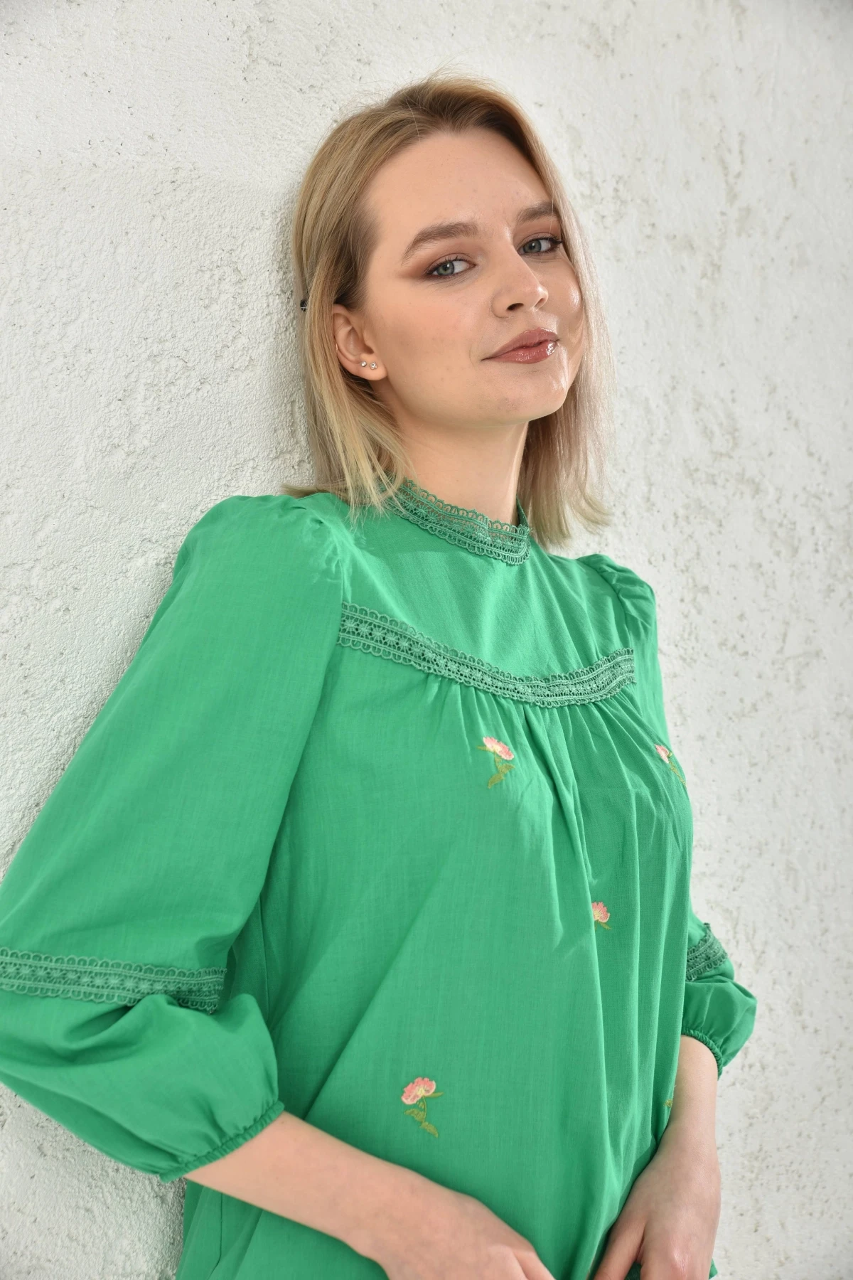 Kadın Uzun Kol Güpür Detay Nakışlı Keten Bluz