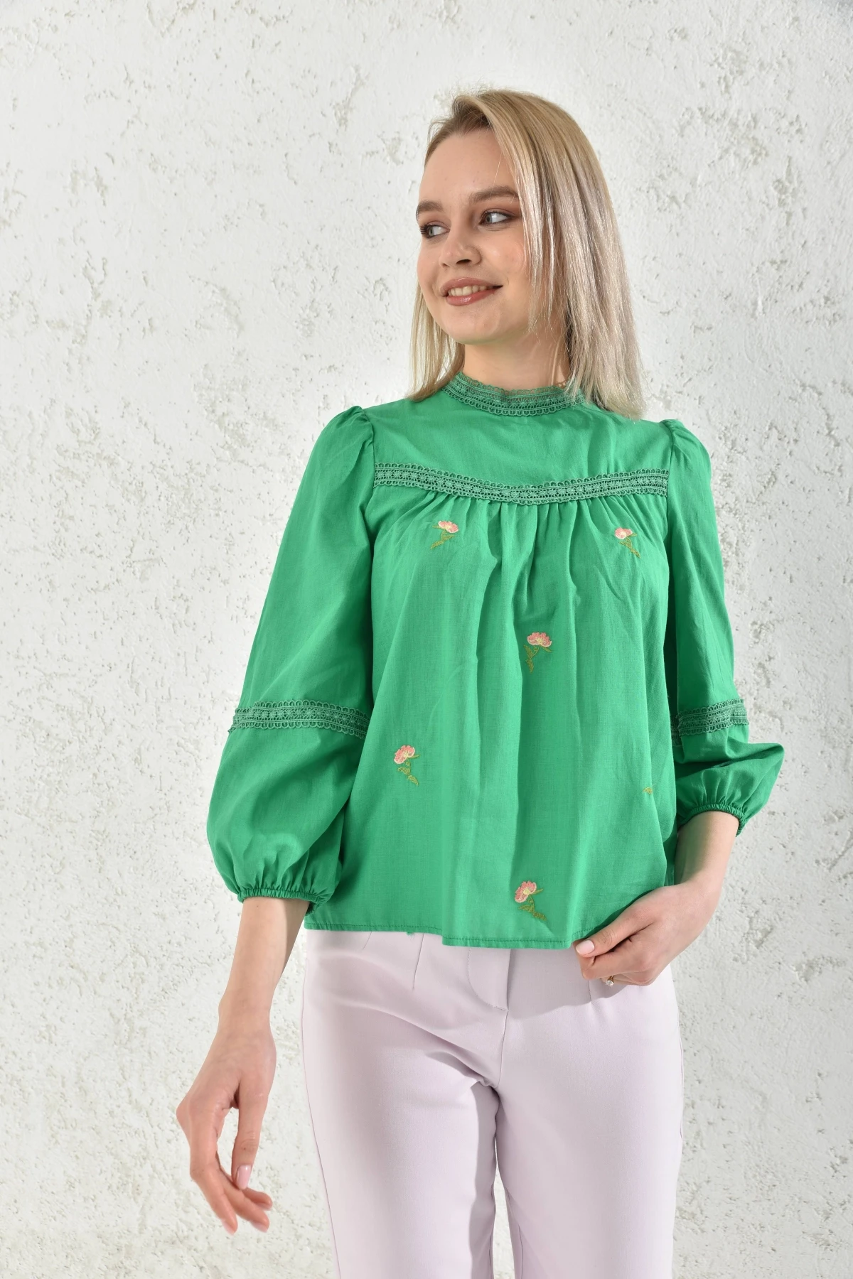 Kadın Uzun Kol Güpür Detay Nakışlı Keten Bluz