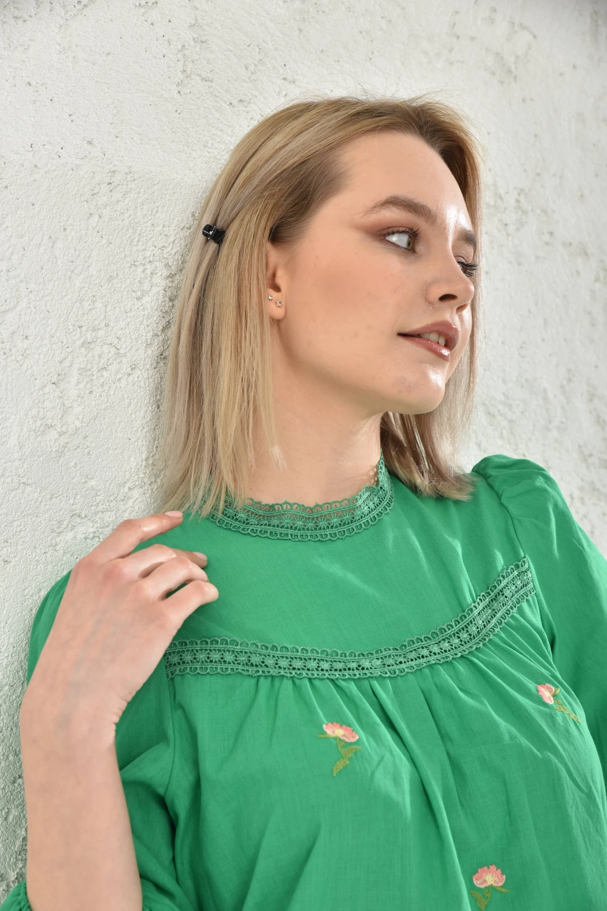 Kadın Uzun Kol Güpür Detay Nakışlı Keten Bluz