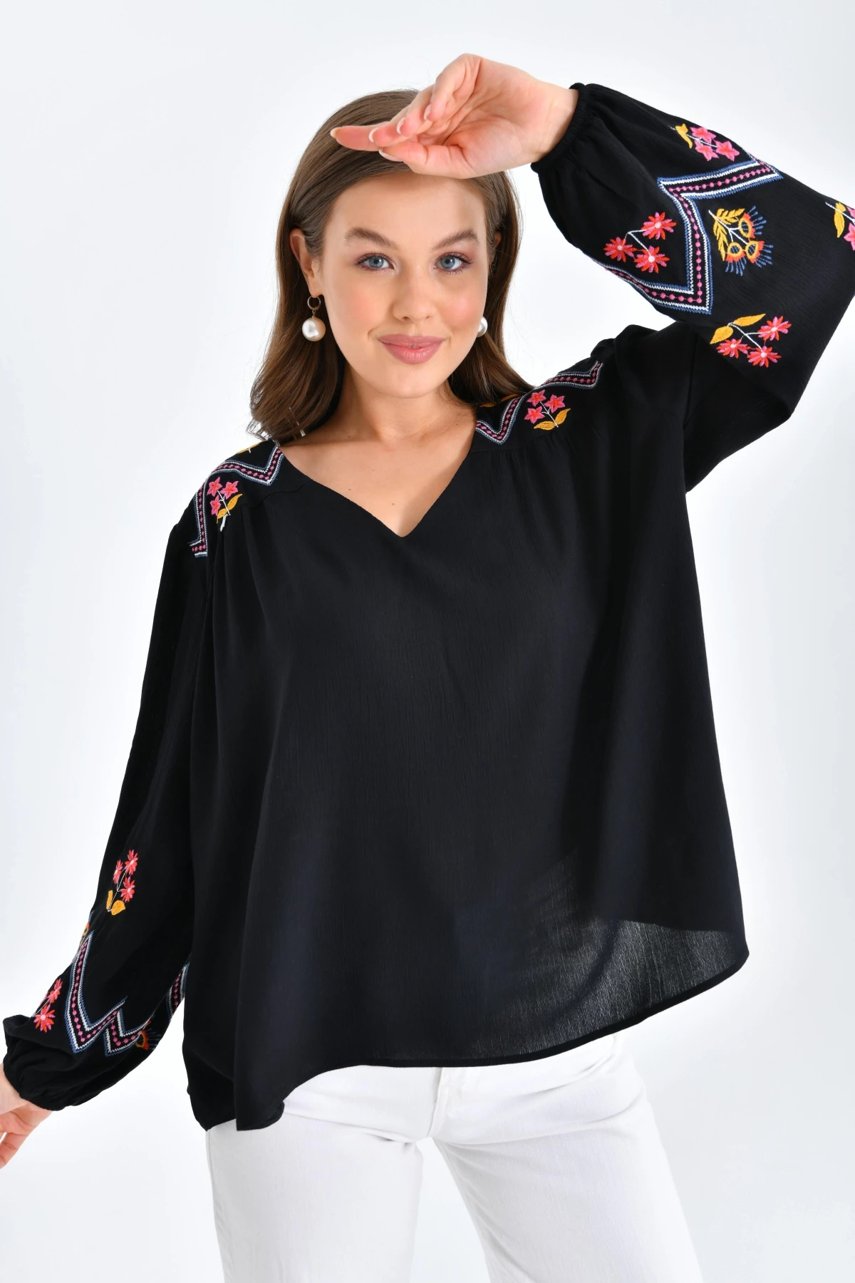 Kadın Uzun Kol V Yaka Nakış Detaylı Salaş Bluz