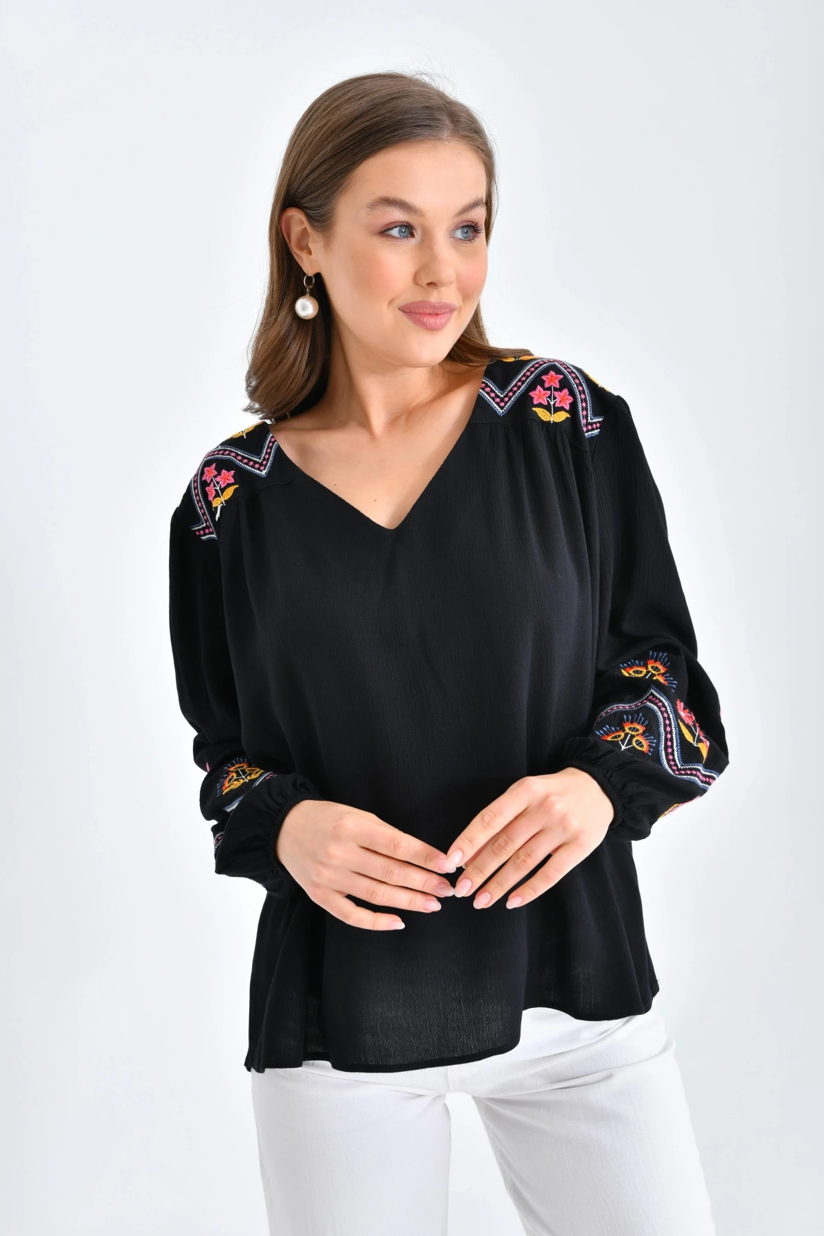 Kadın Uzun Kol V Yaka Nakış Detaylı Salaş Bluz