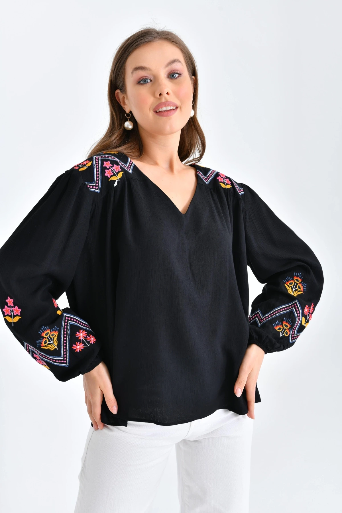 Kadın Uzun Kol V Yaka Nakış Detaylı Salaş Bluz