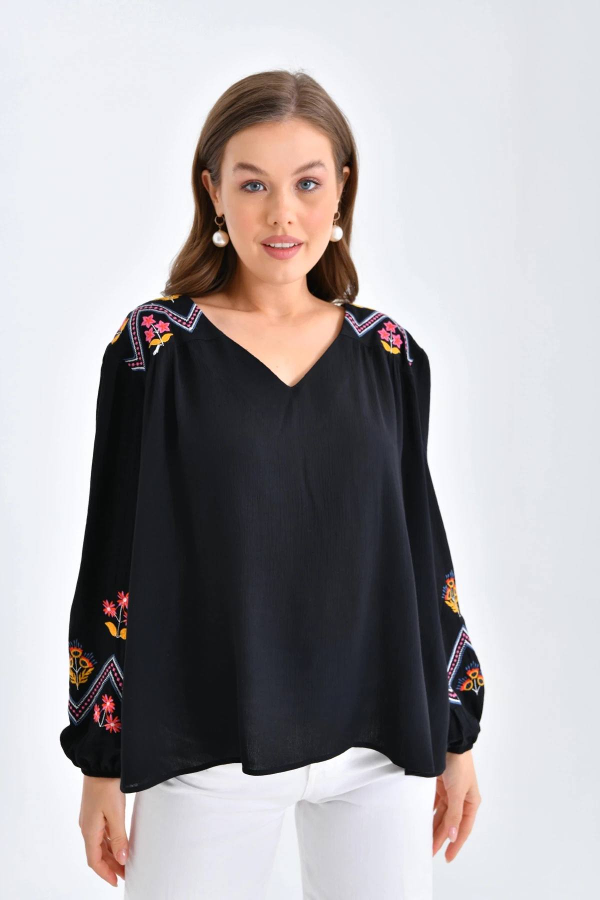 Kadın Uzun Kol V Yaka Nakış Detaylı Salaş Bluz