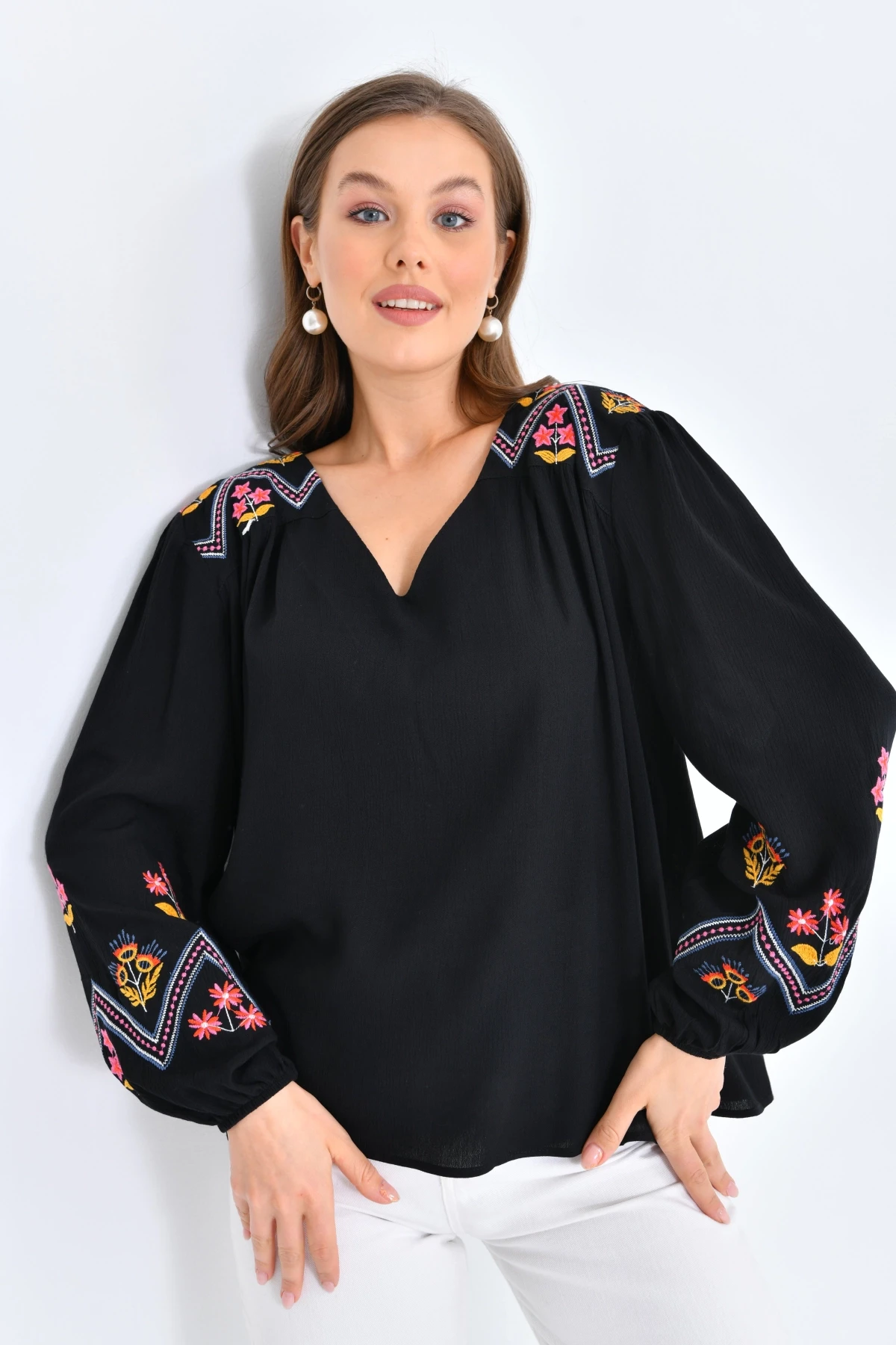 Kadın Uzun Kol V Yaka Nakış Detaylı Salaş Bluz