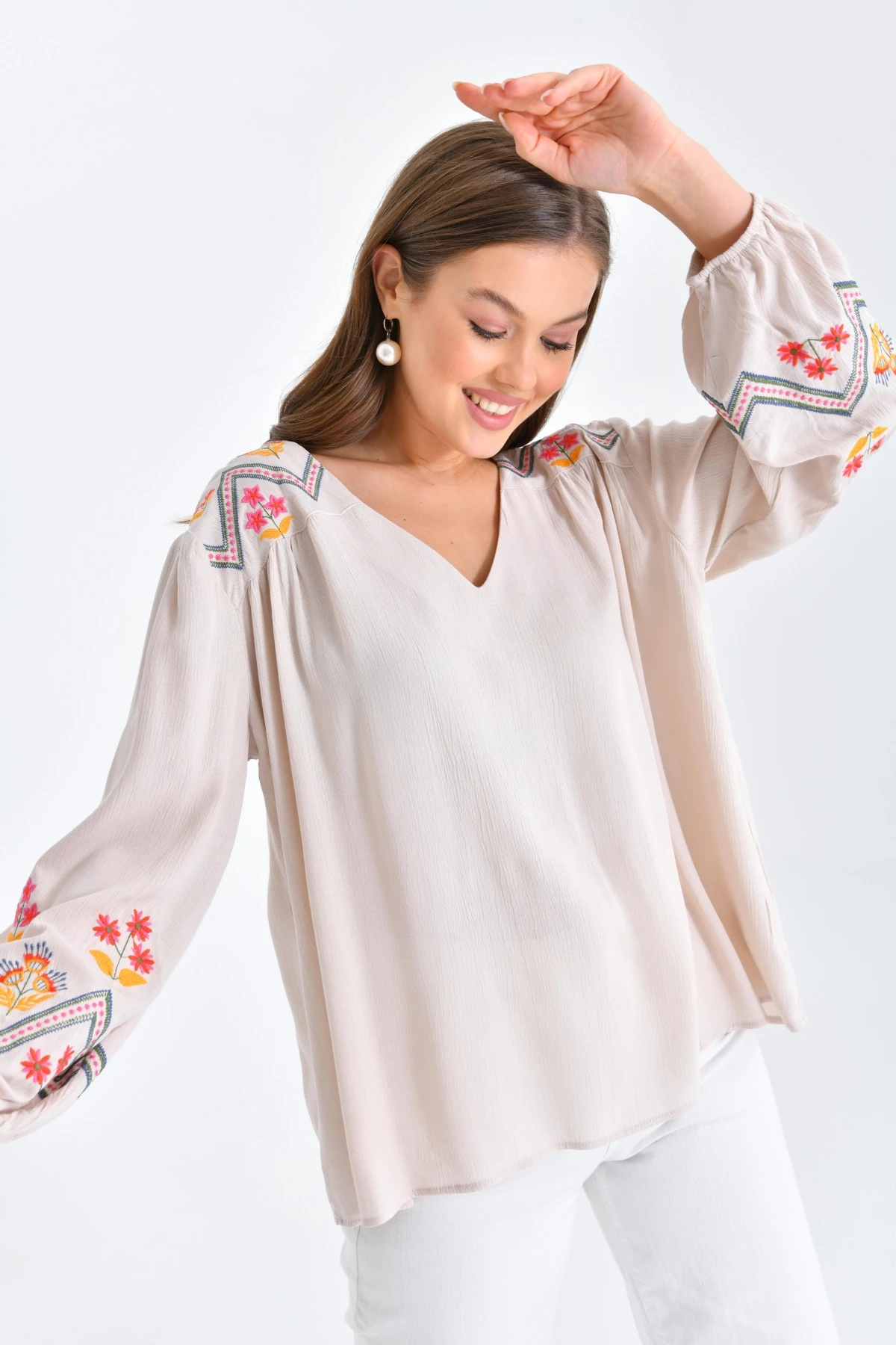 Kadın Uzun Kol V Yaka Nakış Detaylı Salaş Bluz