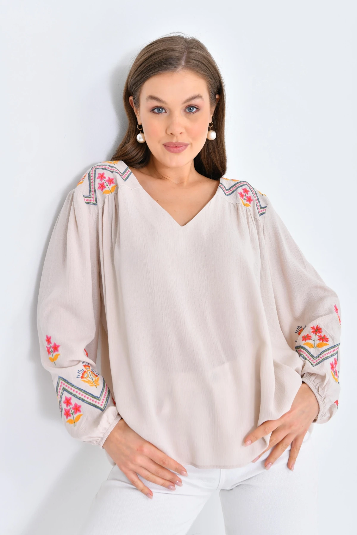 Kadın Uzun Kol V Yaka Nakış Detaylı Salaş Bluz