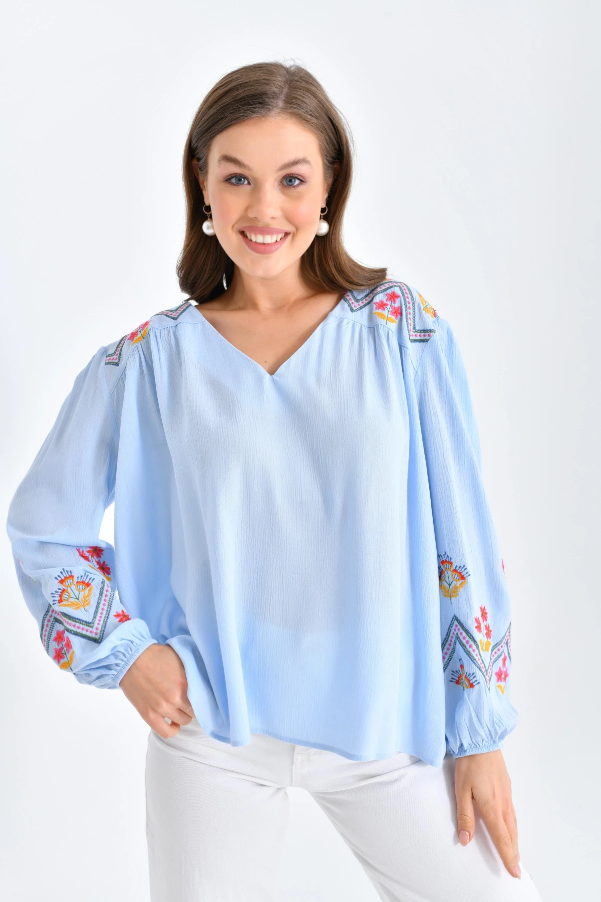 Kadın Uzun Kol V Yaka Nakış Detaylı Salaş Bluz