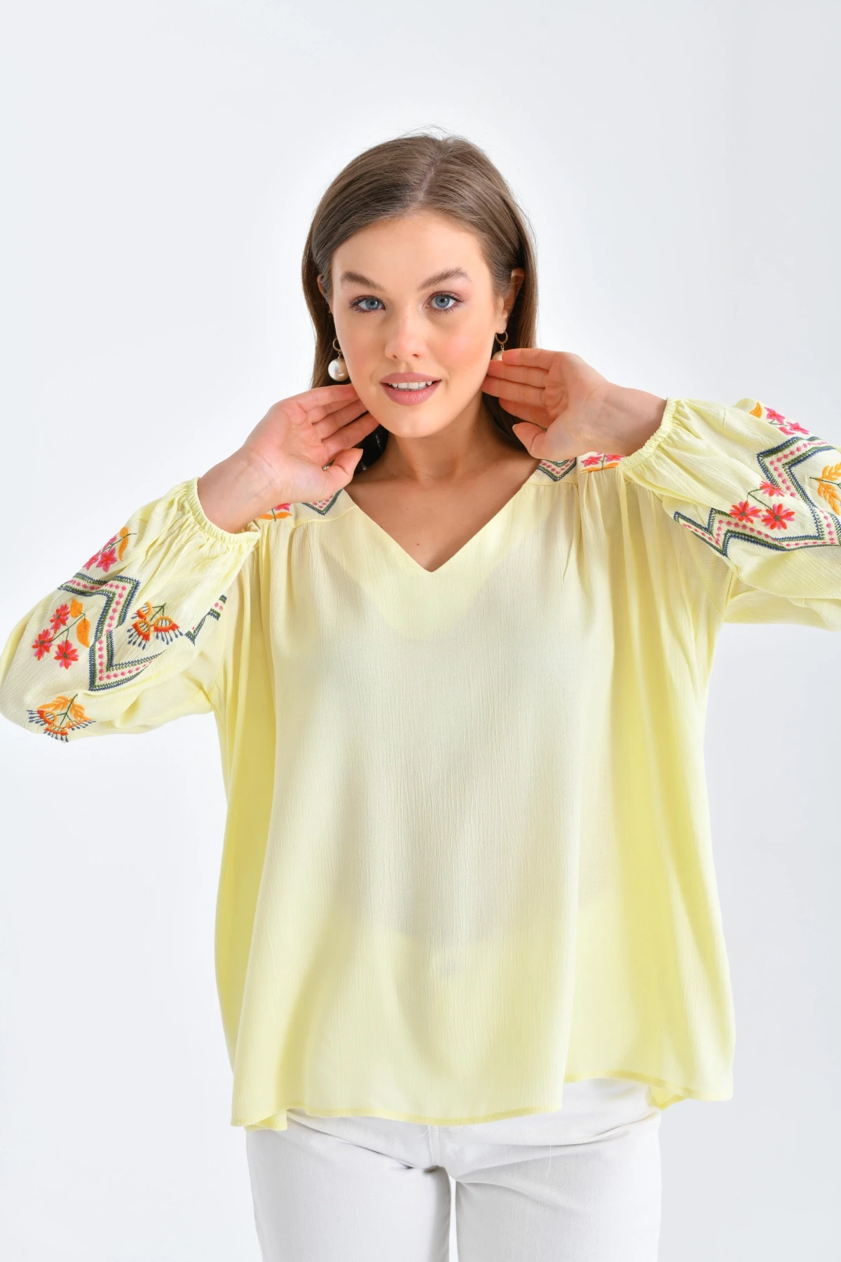 Kadın Uzun Kol V Yaka Nakış Detaylı Salaş Bluz