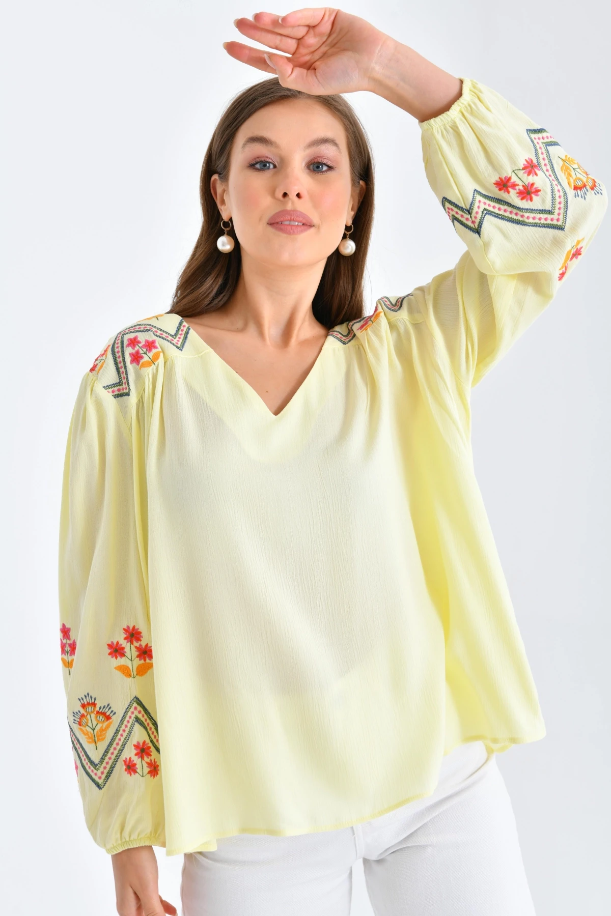 Kadın Uzun Kol V Yaka Nakış Detaylı Salaş Bluz