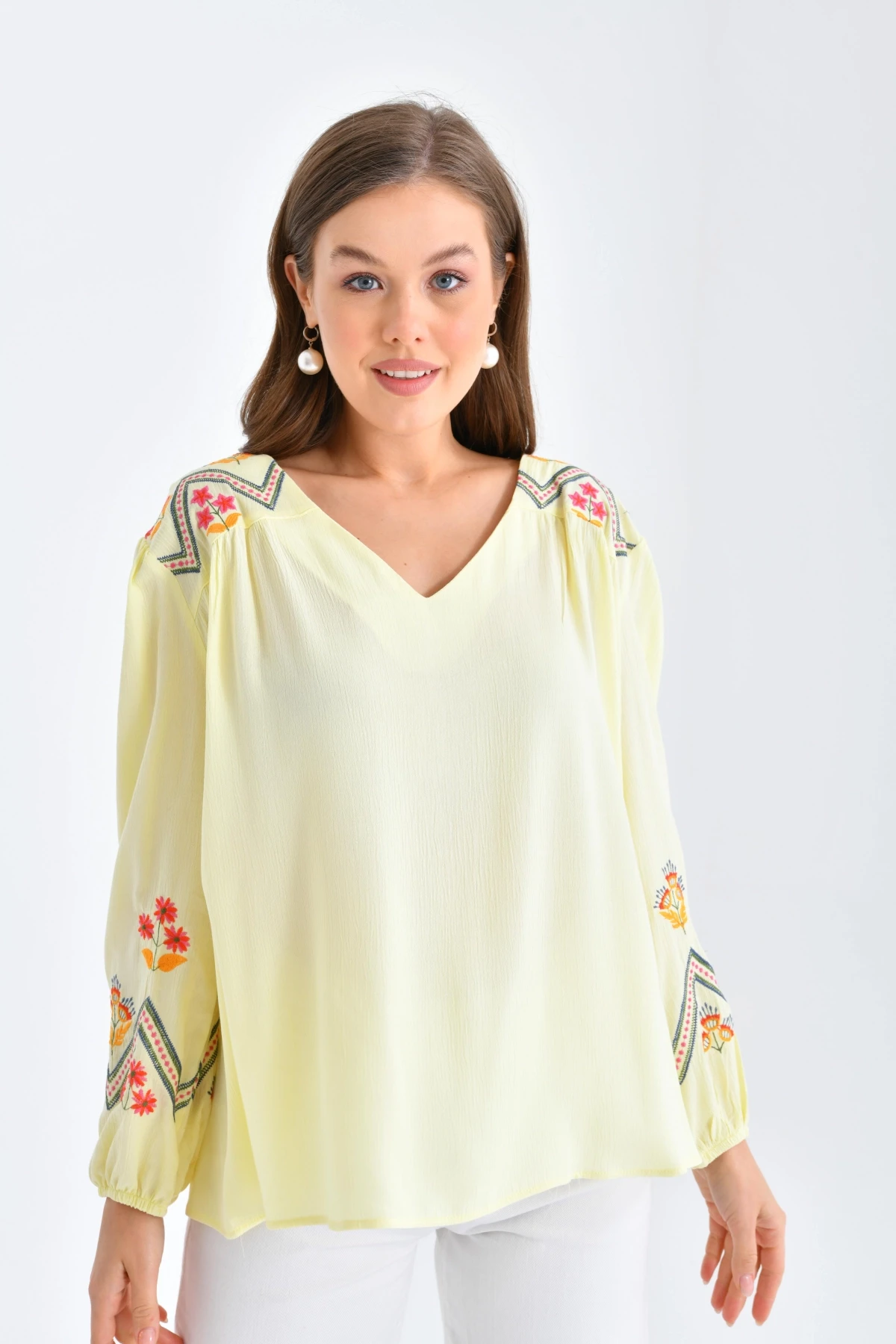 Kadın Uzun Kol V Yaka Nakış Detaylı Salaş Bluz