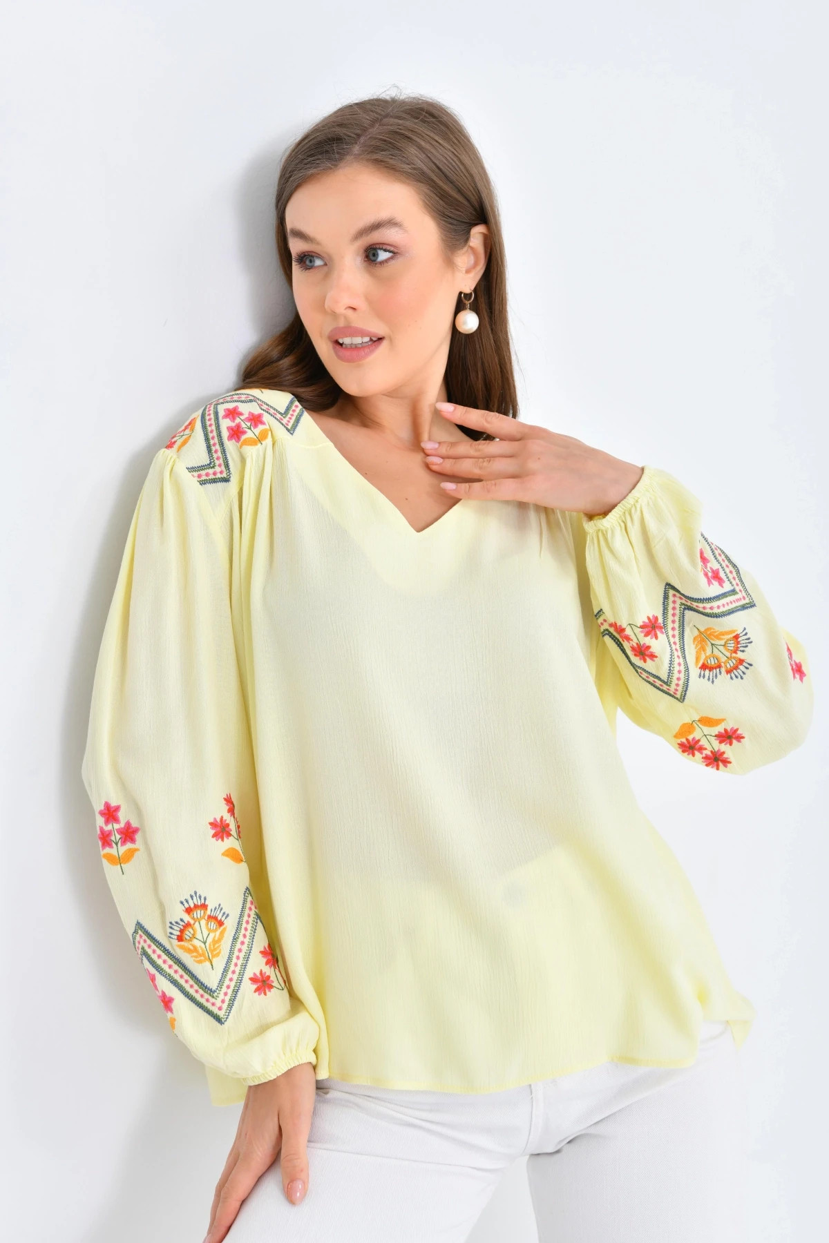 Kadın Uzun Kol V Yaka Nakış Detaylı Salaş Bluz