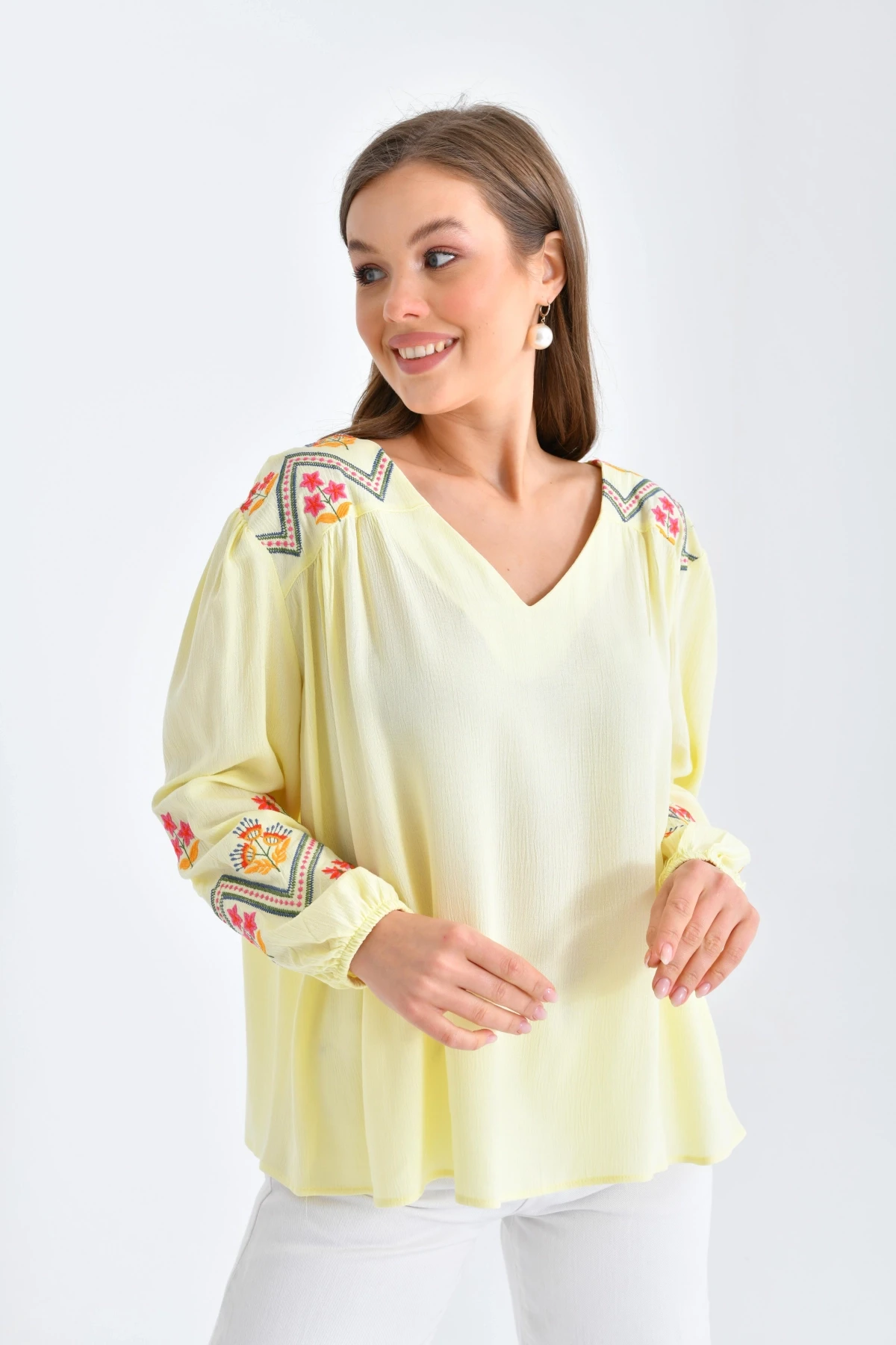 Kadın Uzun Kol V Yaka Nakış Detaylı Salaş Bluz